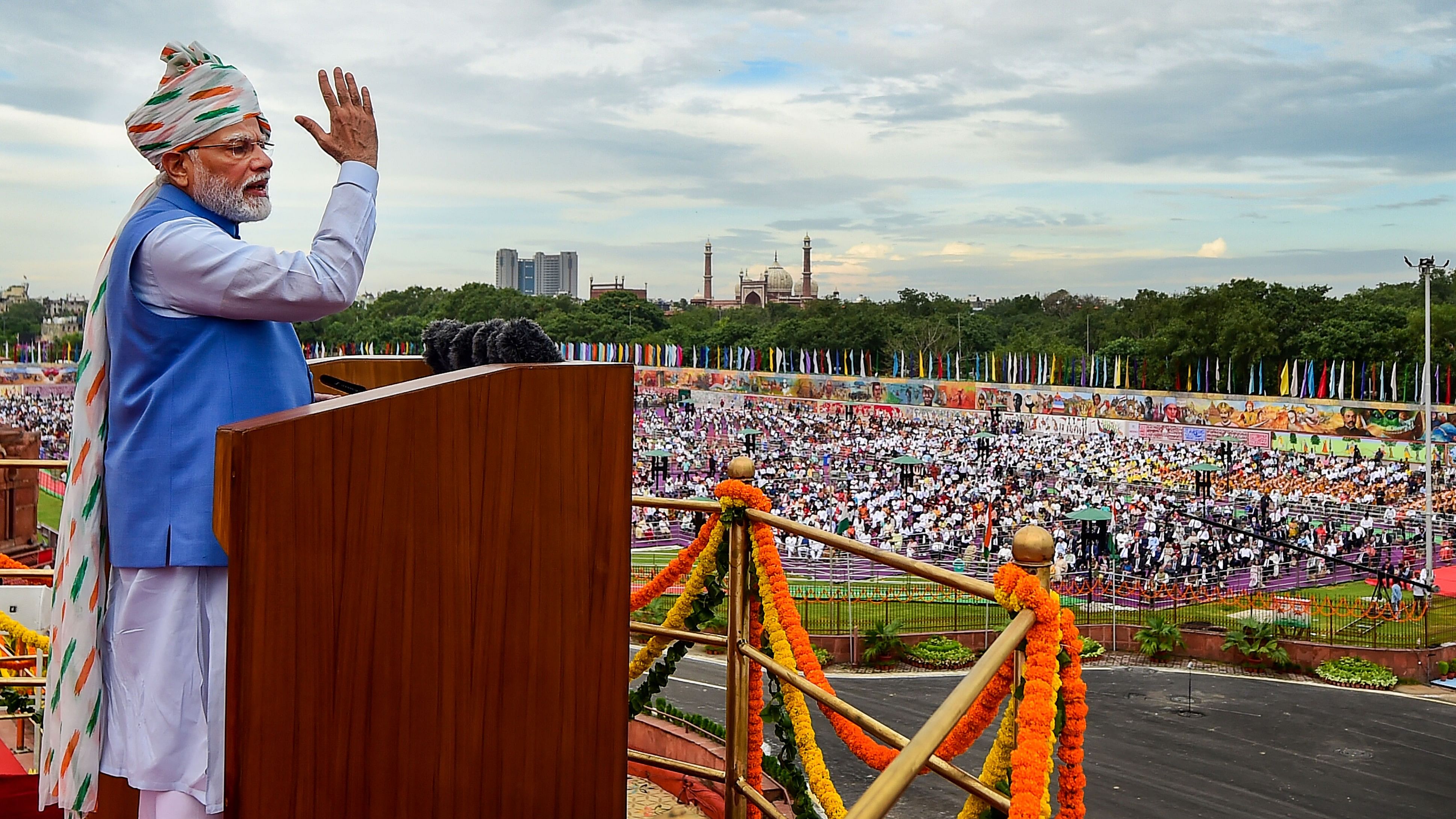 <div class="paragraphs"><p>Prime Minister Narendra Modi addresses the nation from the ramparts of the Red Fort on the occasion of the 76th Independence Day, in New Delhi, Monday, Aug 15, 2022.</p></div>