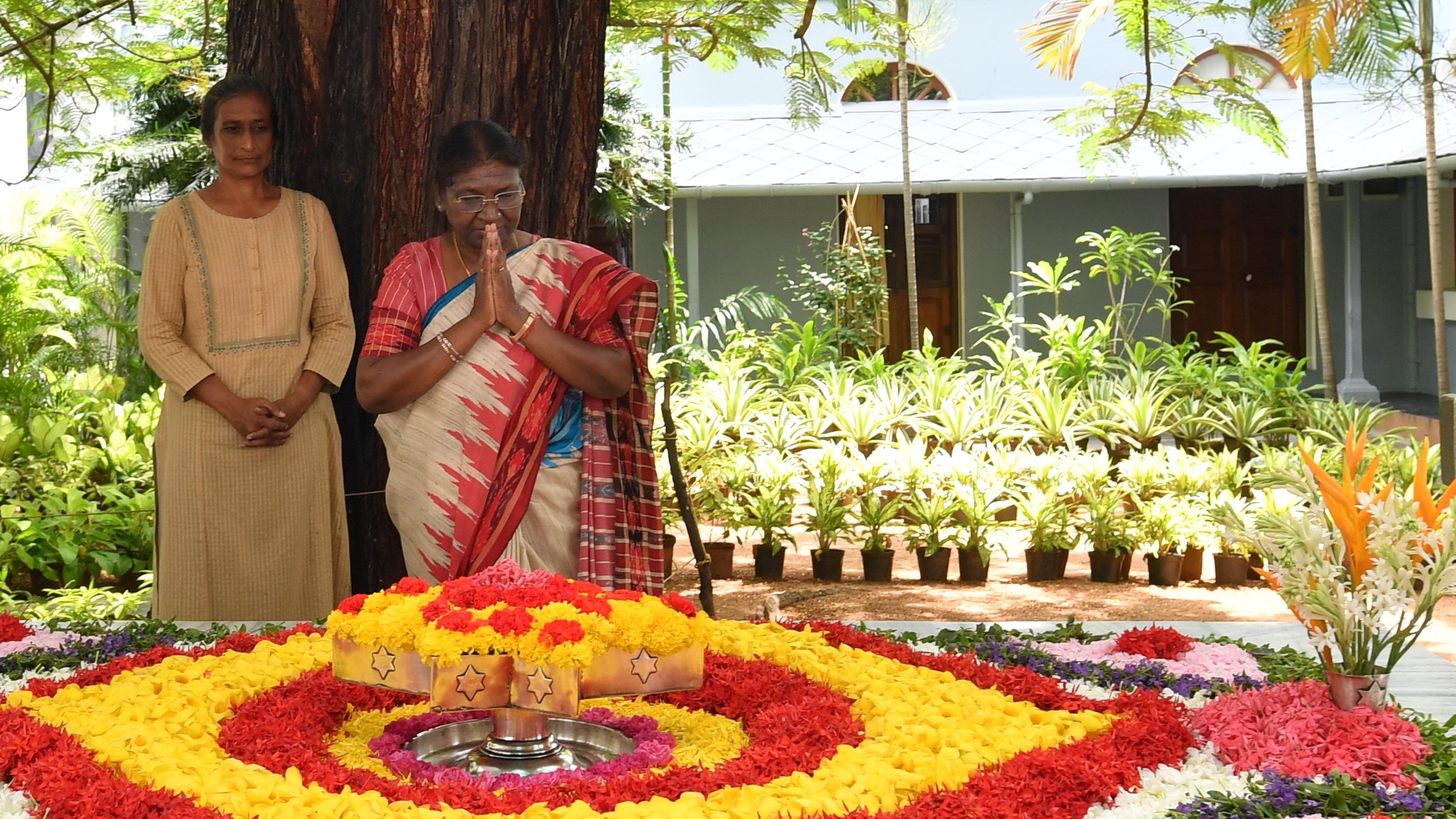 <div class="paragraphs"><p>Earlier in the day, the President visited Aurobindo Ashram to pay homage at the memorial of Sri Aurobindo.</p></div>