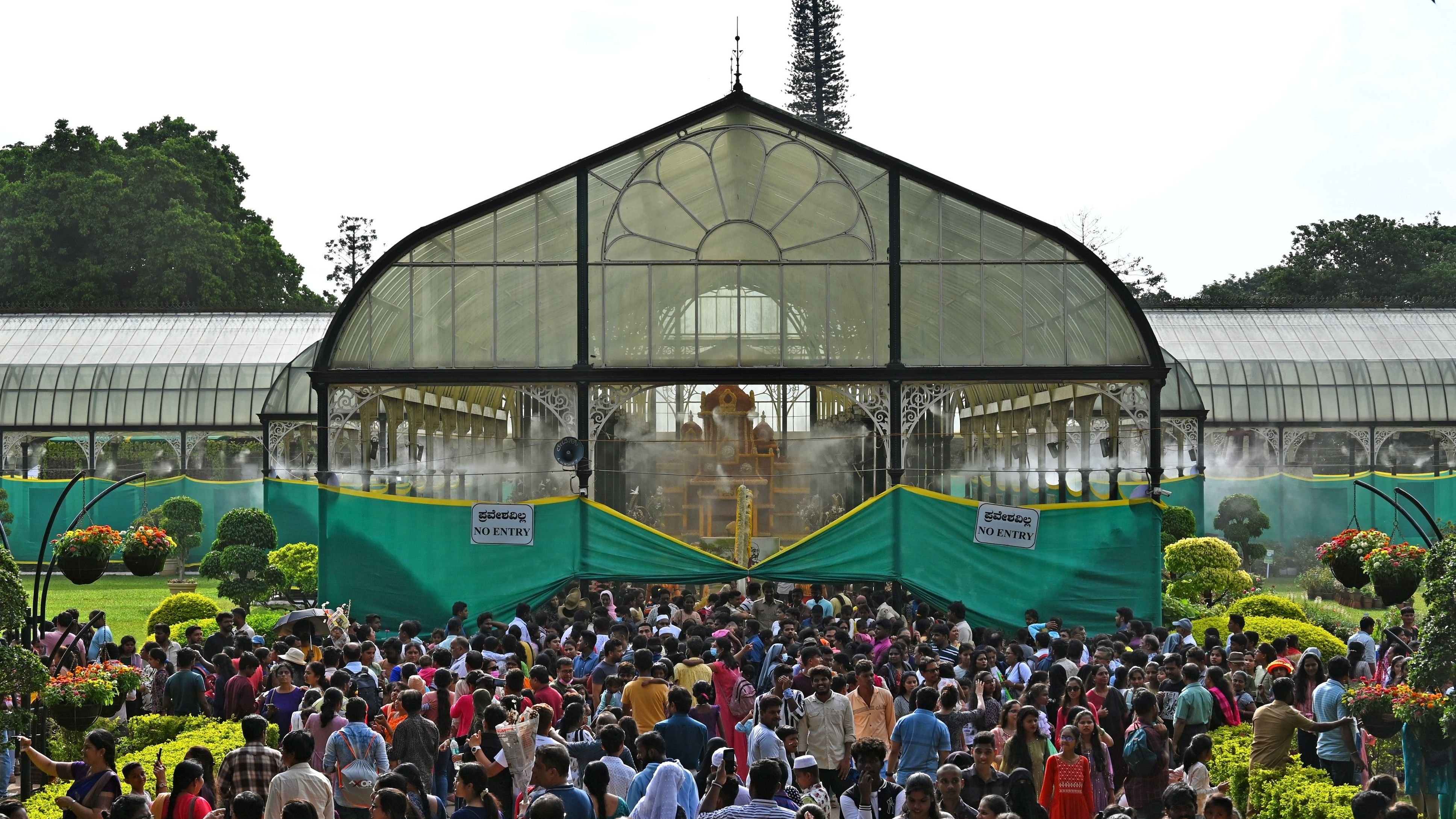 <div class="paragraphs"><p>Delighted children and lengthy queues mark a busy Sunday at the Lalbagh flower show. </p></div>