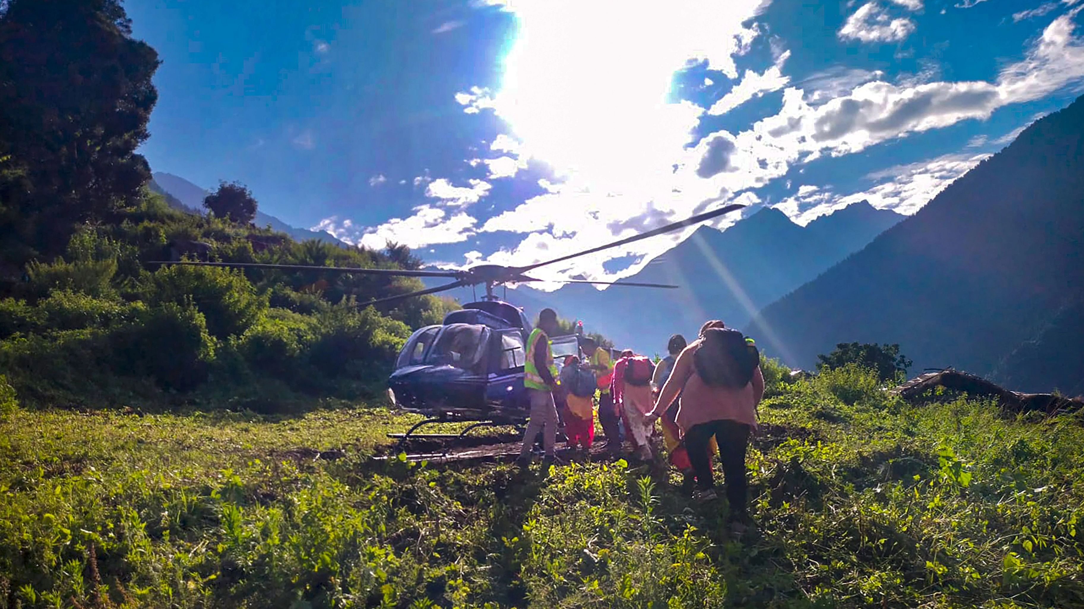 <div class="paragraphs"><p>People stuck in Madmaheshwar valley due to rains being rescued by a helicopter, in Rudraprayag district.</p></div>