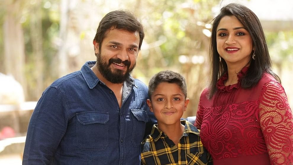 <div class="paragraphs"><p>Well-known Sandalwood actor Vijay Raghavendra with his son&nbsp;Shourya and&nbsp;wife Spandana.&nbsp;</p></div>