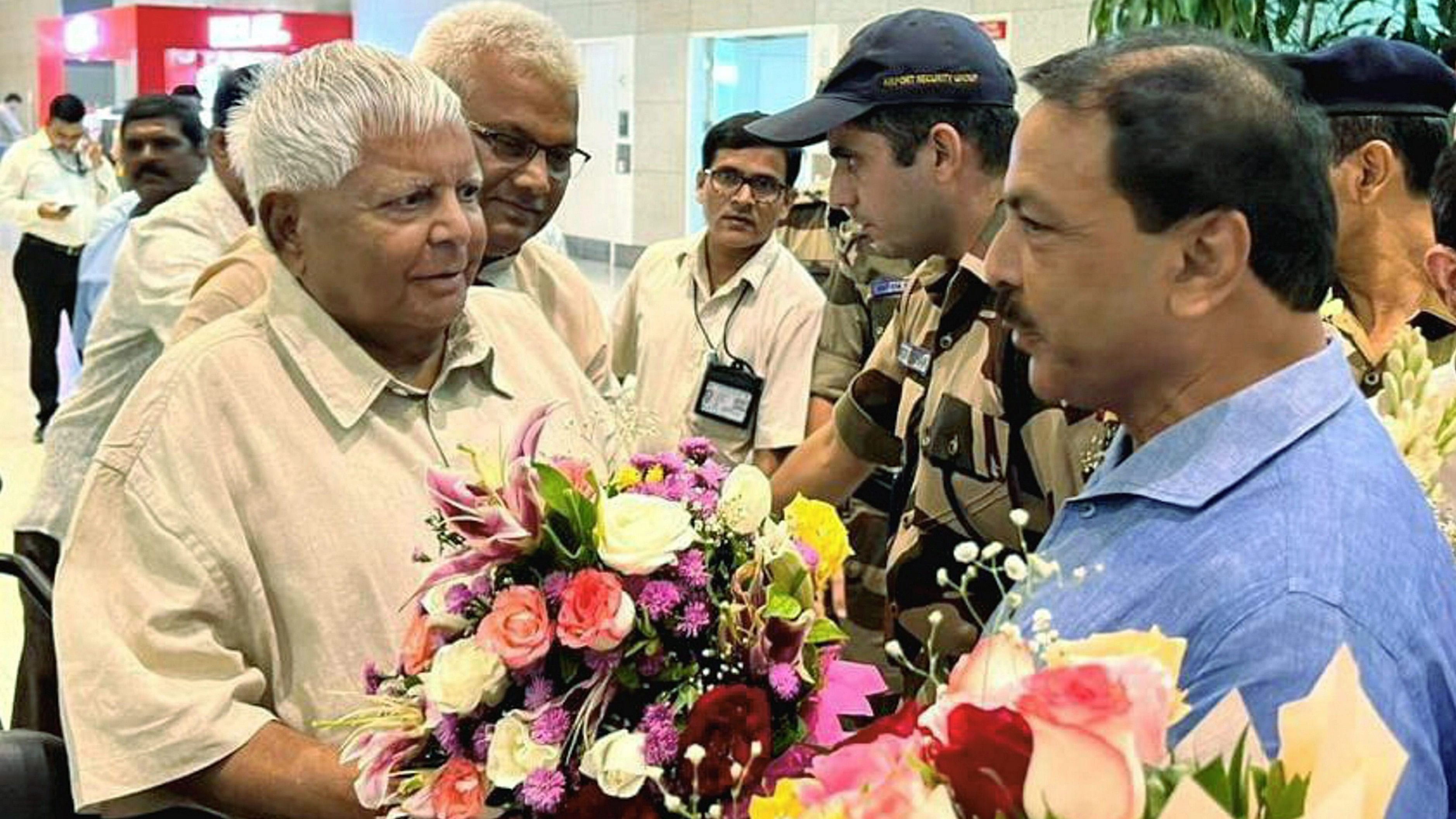 <div class="paragraphs"><p>RJD Chief Lalu Prasad Yadav being welcomed upon his arrival ahead of the meeting of I.N.D.I.A leaders, in Mumbai/</p></div>