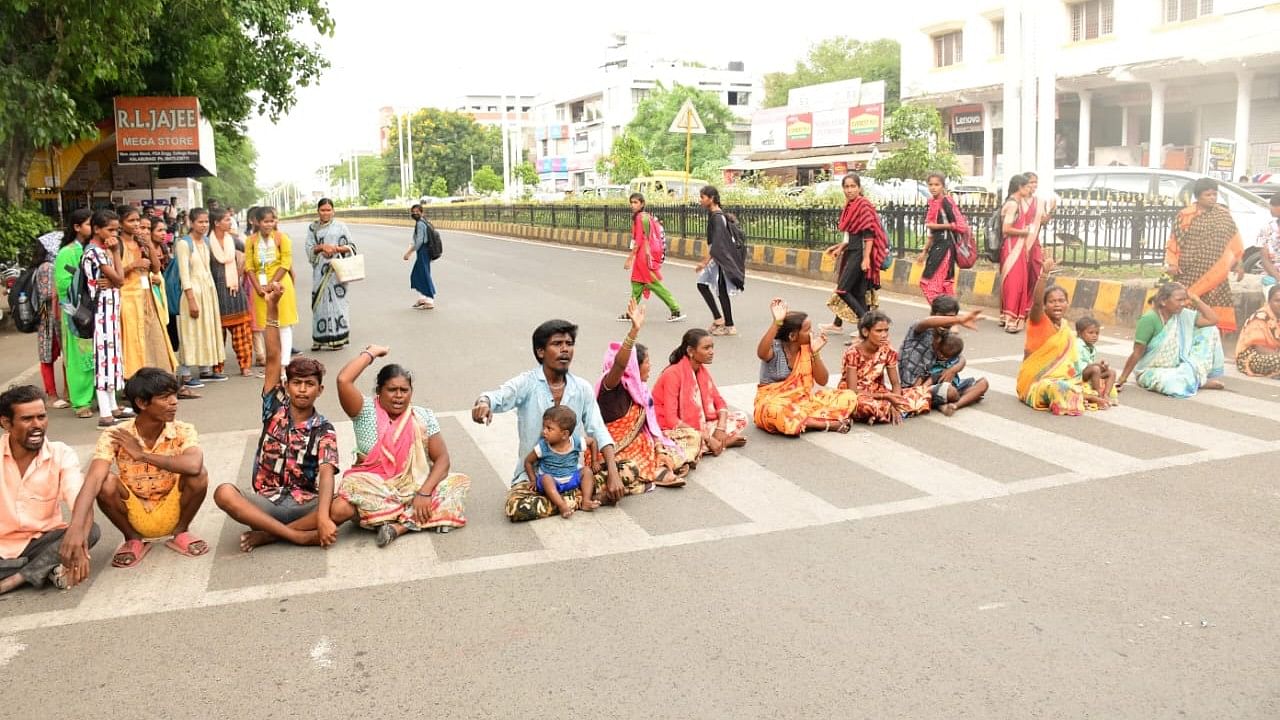 <div class="paragraphs"><p>Family members and villagers blocked the road in Kalaburagi condemning custodial death on Thursday.</p></div>