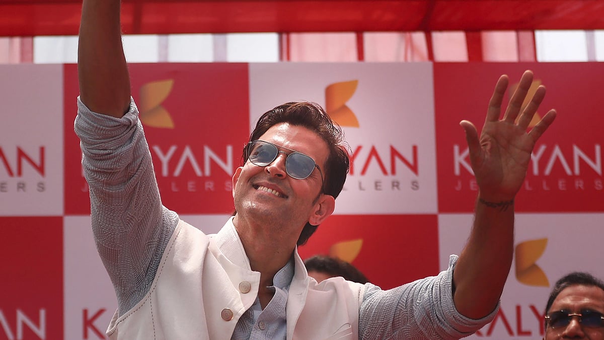Hrithik Roshan accorded warm welcome by fans in Jammu, dances to 'Ek Pal Ka  Jeena'
