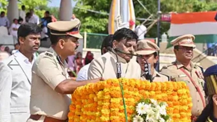 <div class="paragraphs"><p>Mysuru City Police Commissioner Ramesh Banoth and SP Seema Latkar rush to help minister Mahadevappa at the Independence Day programme in Mysuru on Tuesday.</p></div>