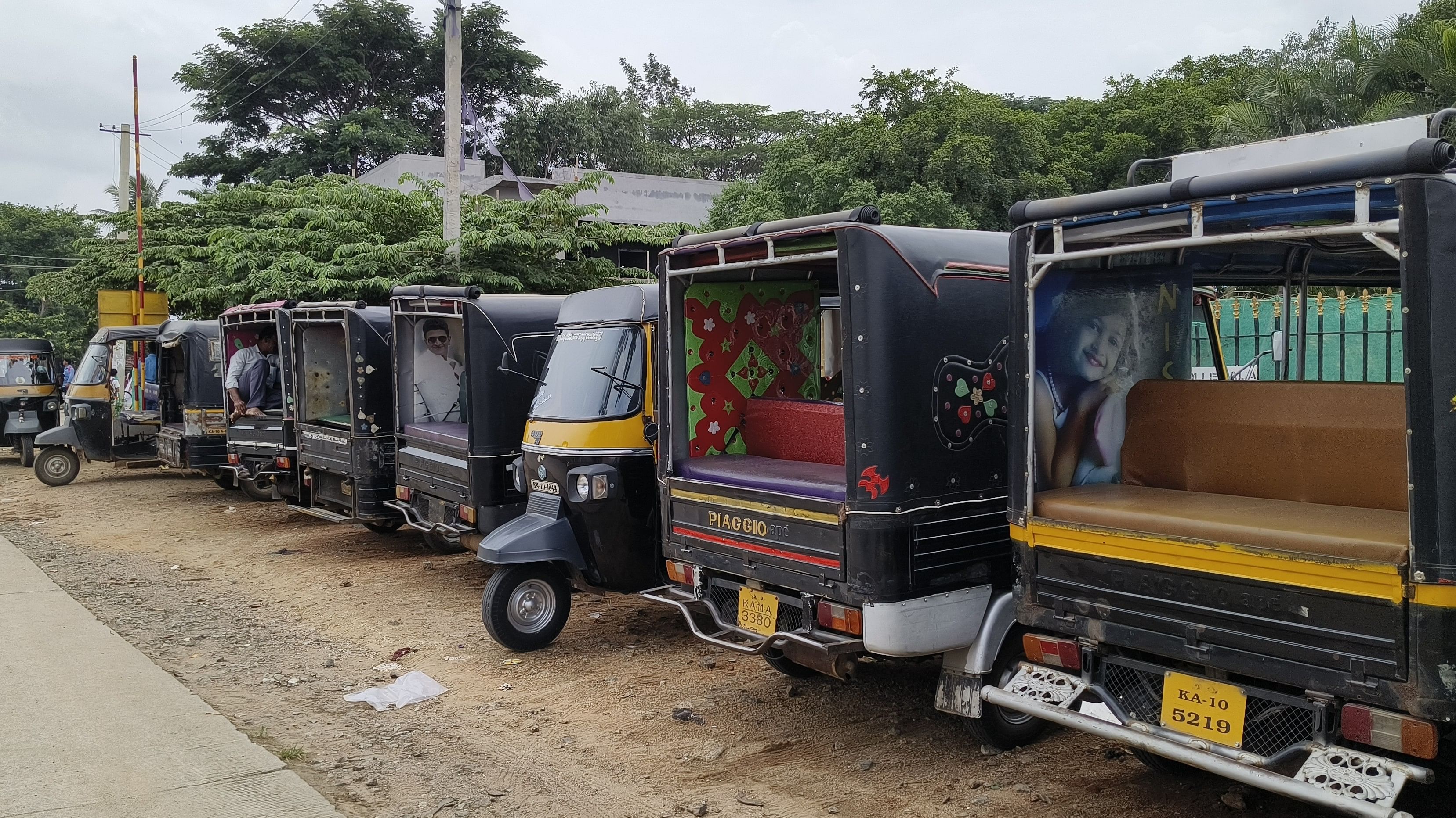 Autorickshaws wait for passengers in Kollegal, Chamarajanagar district. DH Photo