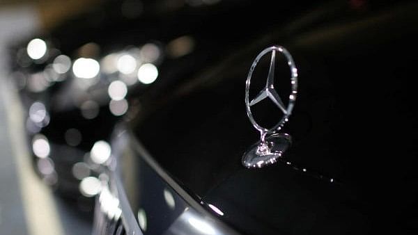 <div class="paragraphs"><p>Mercedes-Benz logo. </p></div>