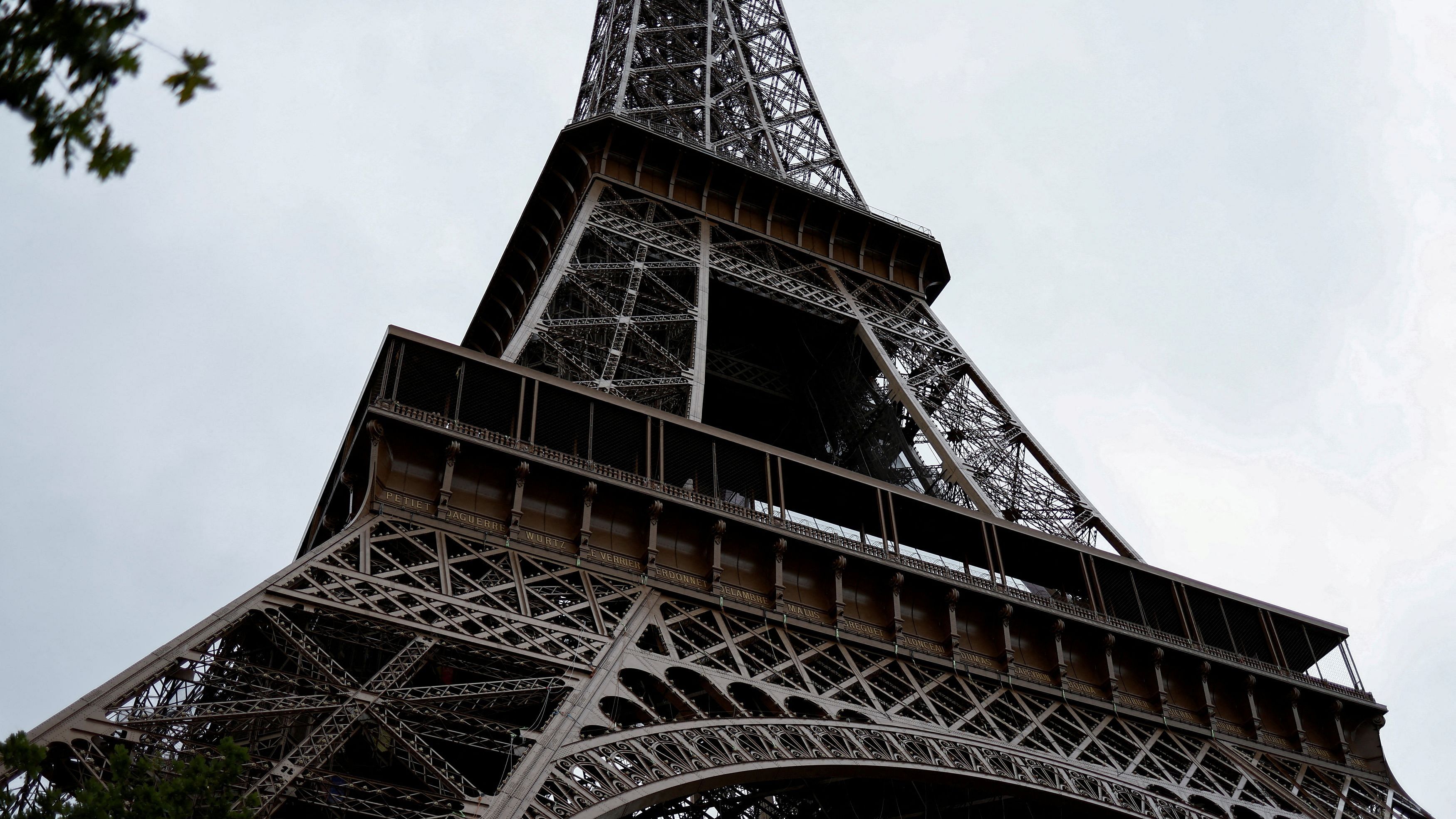 <div class="paragraphs"><p>A view of the Eiffel Tower.</p></div>