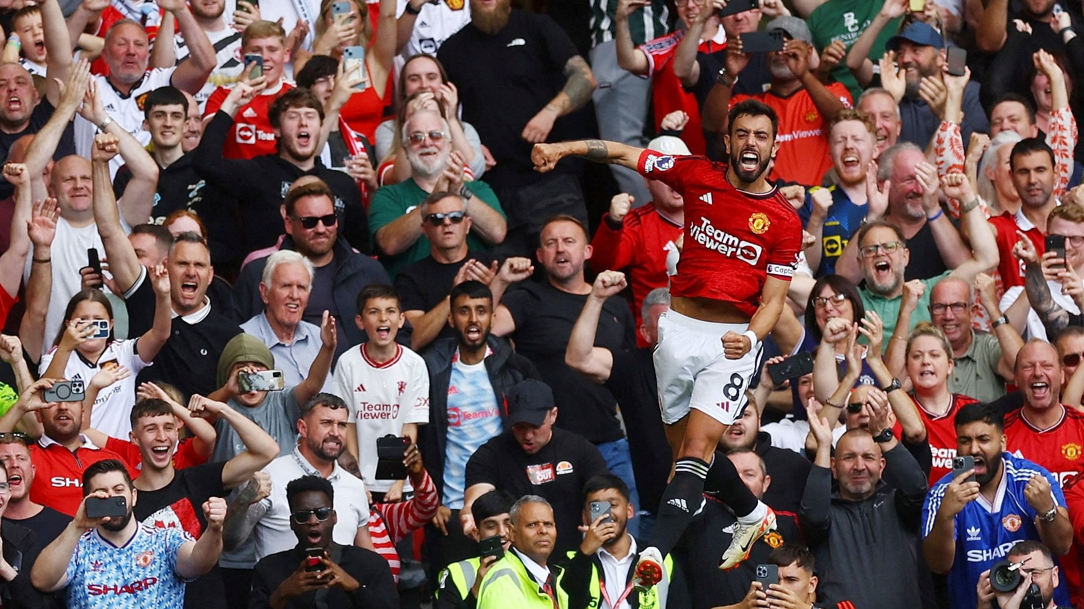 <div class="paragraphs"><p> Manchester United's Bruno Fernandes celebrates scoring their third goal.</p></div>