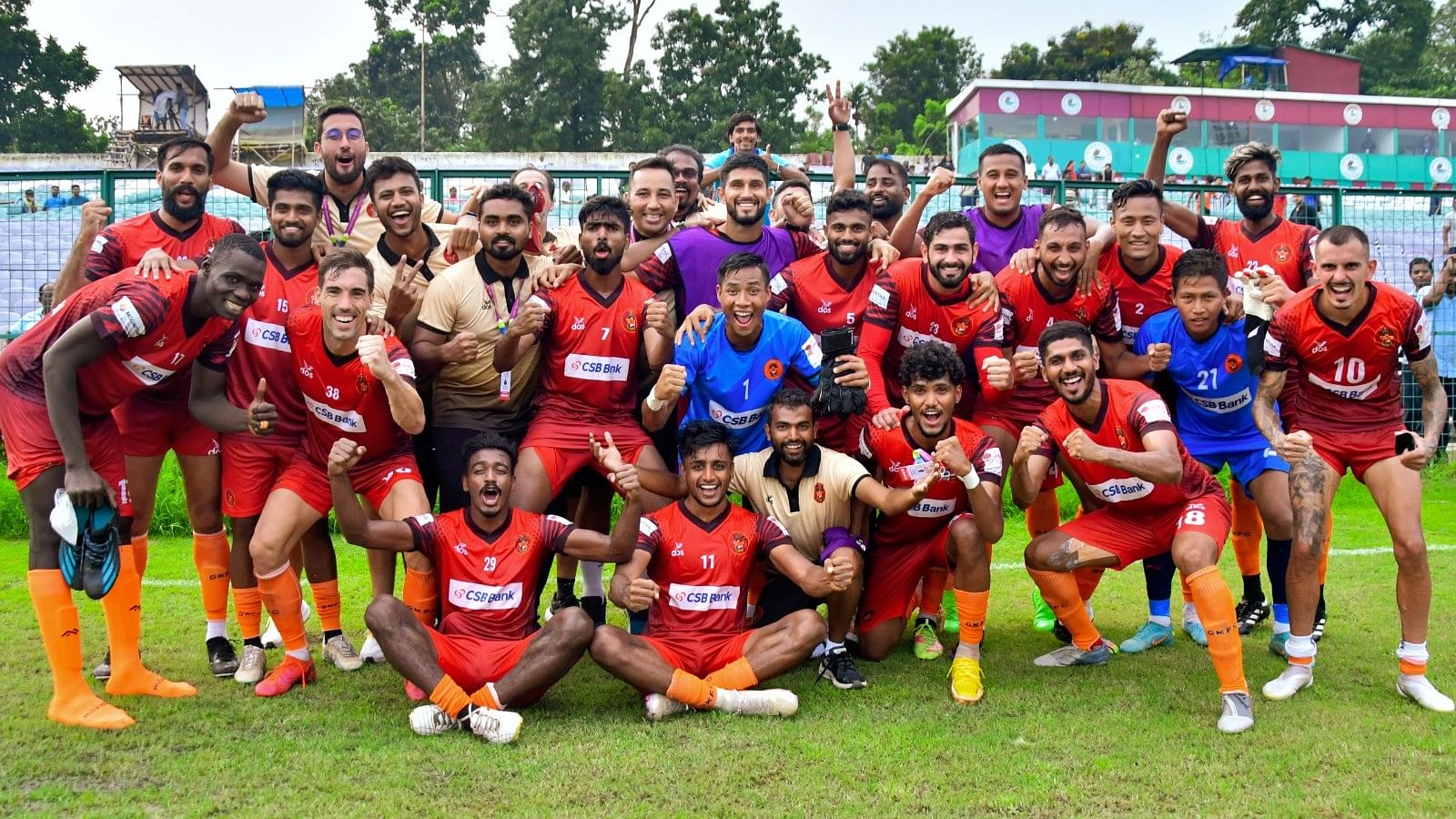 <div class="paragraphs"><p>Gokulam Kerala players pose for a photo after the match.</p></div>