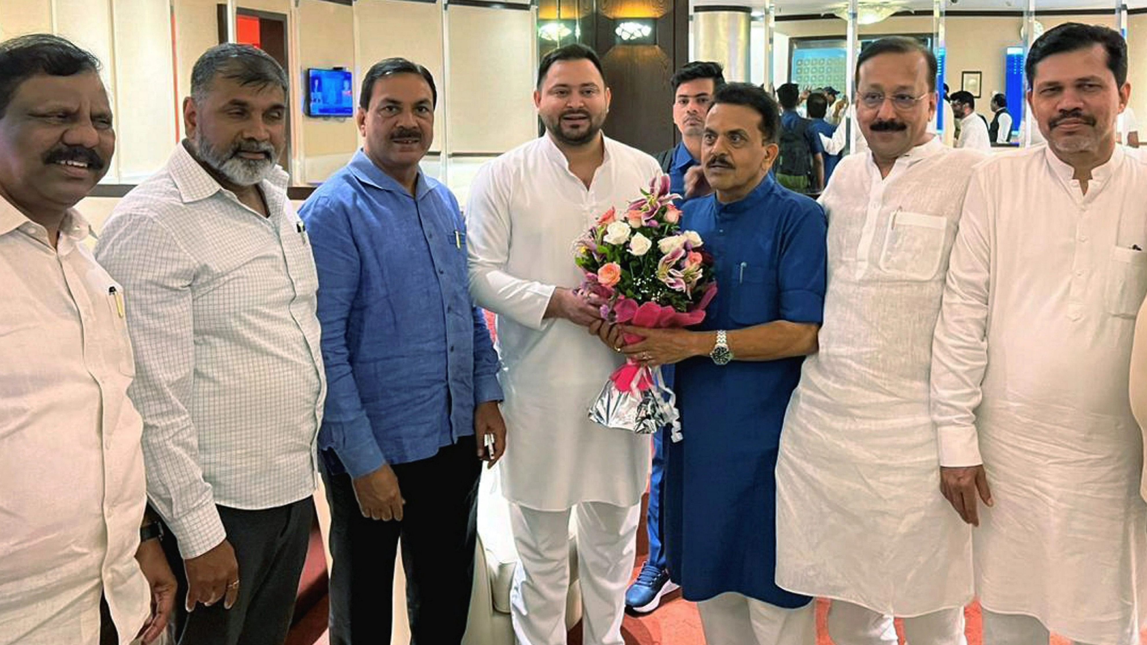 <div class="paragraphs"><p>Bihar Deputy Chief Minister Tejashwi Yadav welcomed upon his arrival ahead of the meeting of I.N.D.I.A leaders in Mumbai.</p></div>