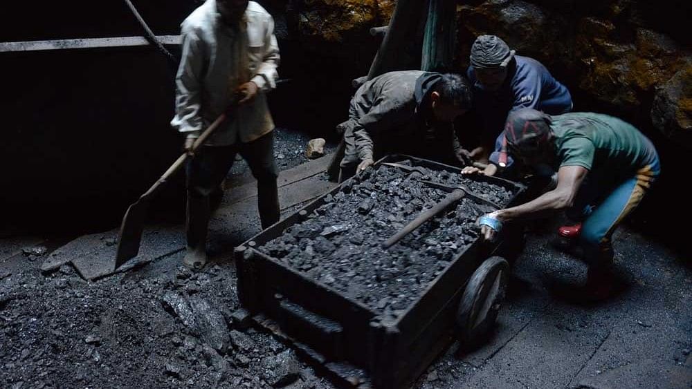 <div class="paragraphs"><p>Workers in a coal mine.</p></div>