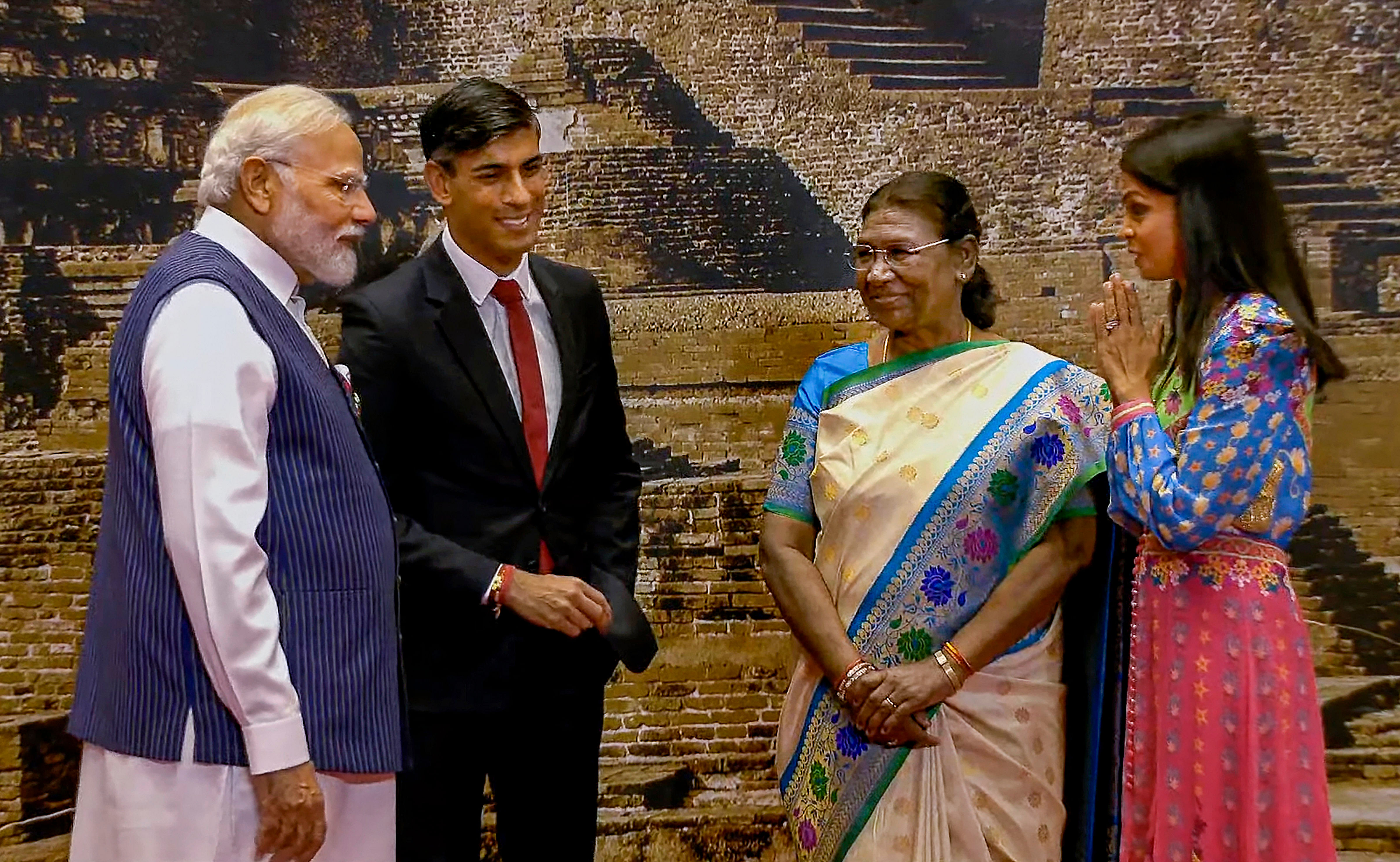 <div class="paragraphs"><p> President Droupadi Murmu and Prime Minister Narendra Modi welcome United Kingdom's Prime Minister Rishi Sunak and his wife Akshata Murty upon their arrival at the Bharat Mandapam for the Gala Dinner during the G20 Summit, in New Delhi, Saturday, Sept. 9, 2023. </p></div>