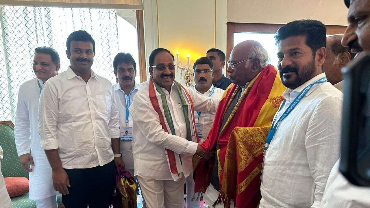 <div class="paragraphs"><p>Tummala Rao joined Congress in presence of party president Mallikarjun Kharge.</p></div>