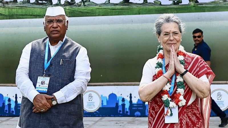 <div class="paragraphs"><p>Congress President Mallikarjun Kharge, former president Sonia Gandhi during a flag hoisting ceremony, at CWC meeting in Hyderabad, Saturday, Sept. 16, 2023.</p></div>