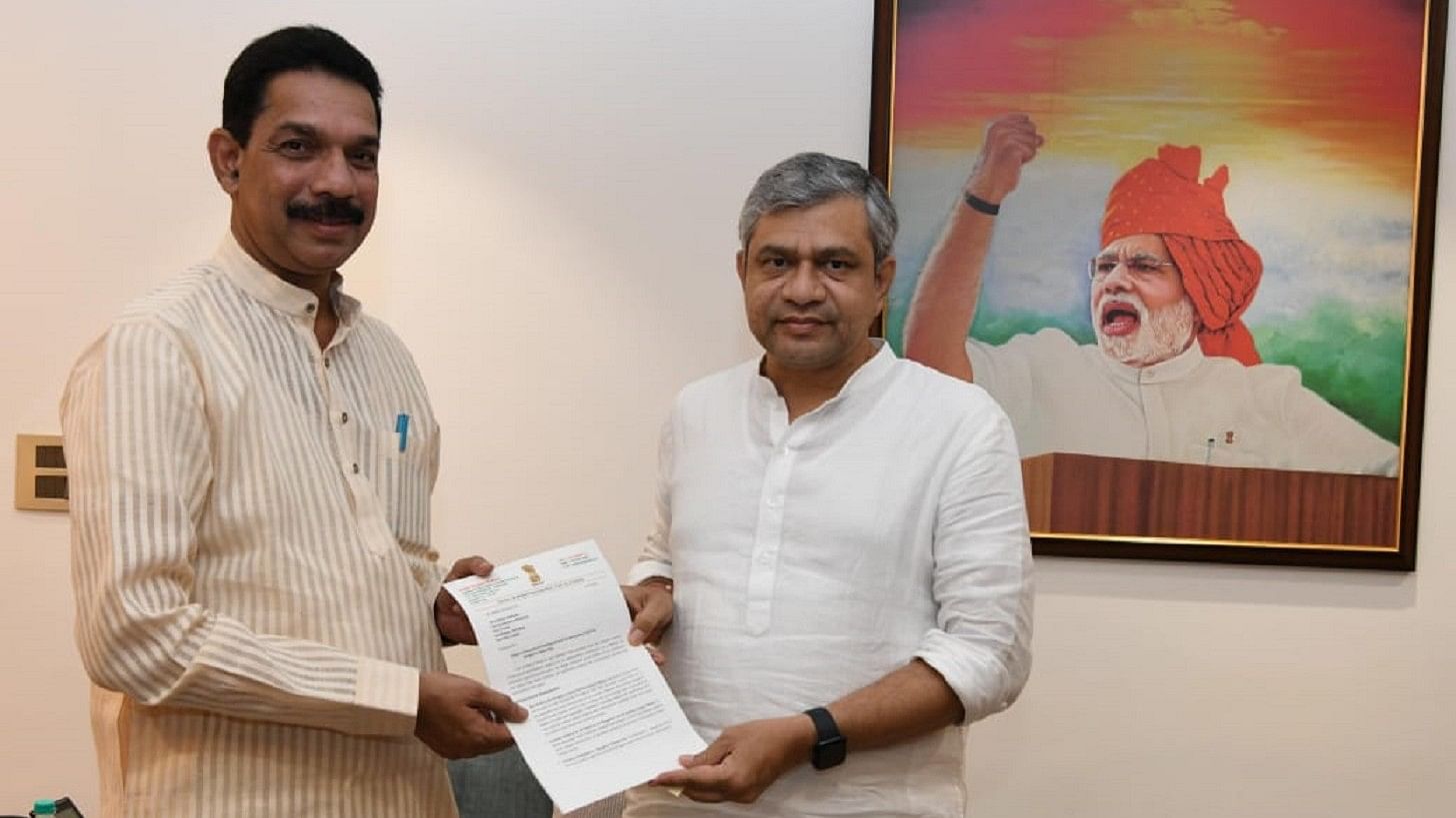 <div class="paragraphs"><p>Dakshina Kannada Member of Parliament Nalin Kumar Kateel submits a memorandum with a list of demands from the Dakshina Kannada region to Railway Minister Ashwini Vaishnaw.</p><p></p></div>