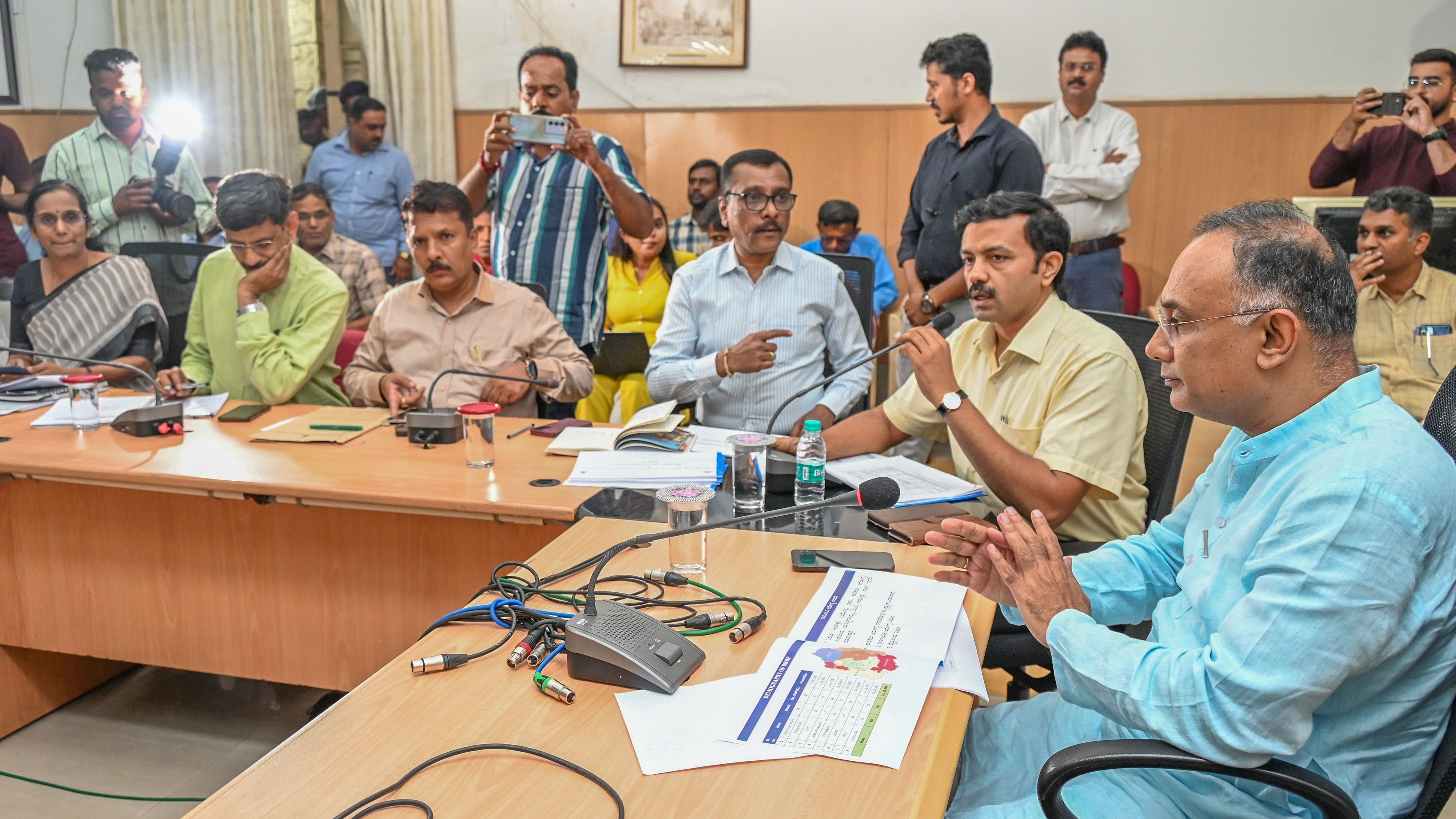 <div class="paragraphs"><p>Health Minister Dinesh Gundu Rao chairs a meeting with BBMP officials to review the dengue situation inBengaluru on Thursday. </p></div>