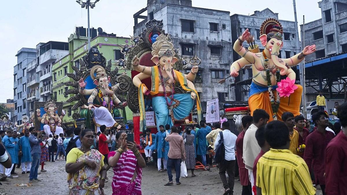 <div class="paragraphs"><p>Devotees with idols of Lord Ganesha wait in queue for their turn for the idol immersion (Ganesh Visarjan) during the Ganesh Chaturthi festivities, at Versova Beach, in Mumbai, Friday, Sept. 29, 2023.</p></div>