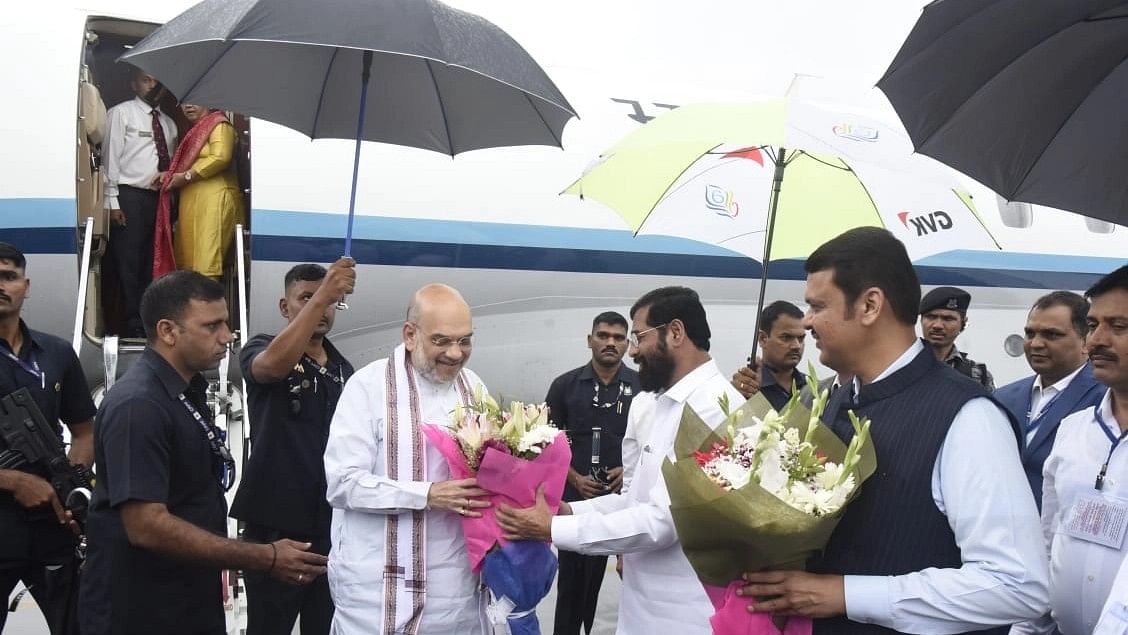 <div class="paragraphs"><p>Maharashtra CM Eknath Shinde, DyCM Devendra Fadnavis welcome HM Amit Shah.</p></div>