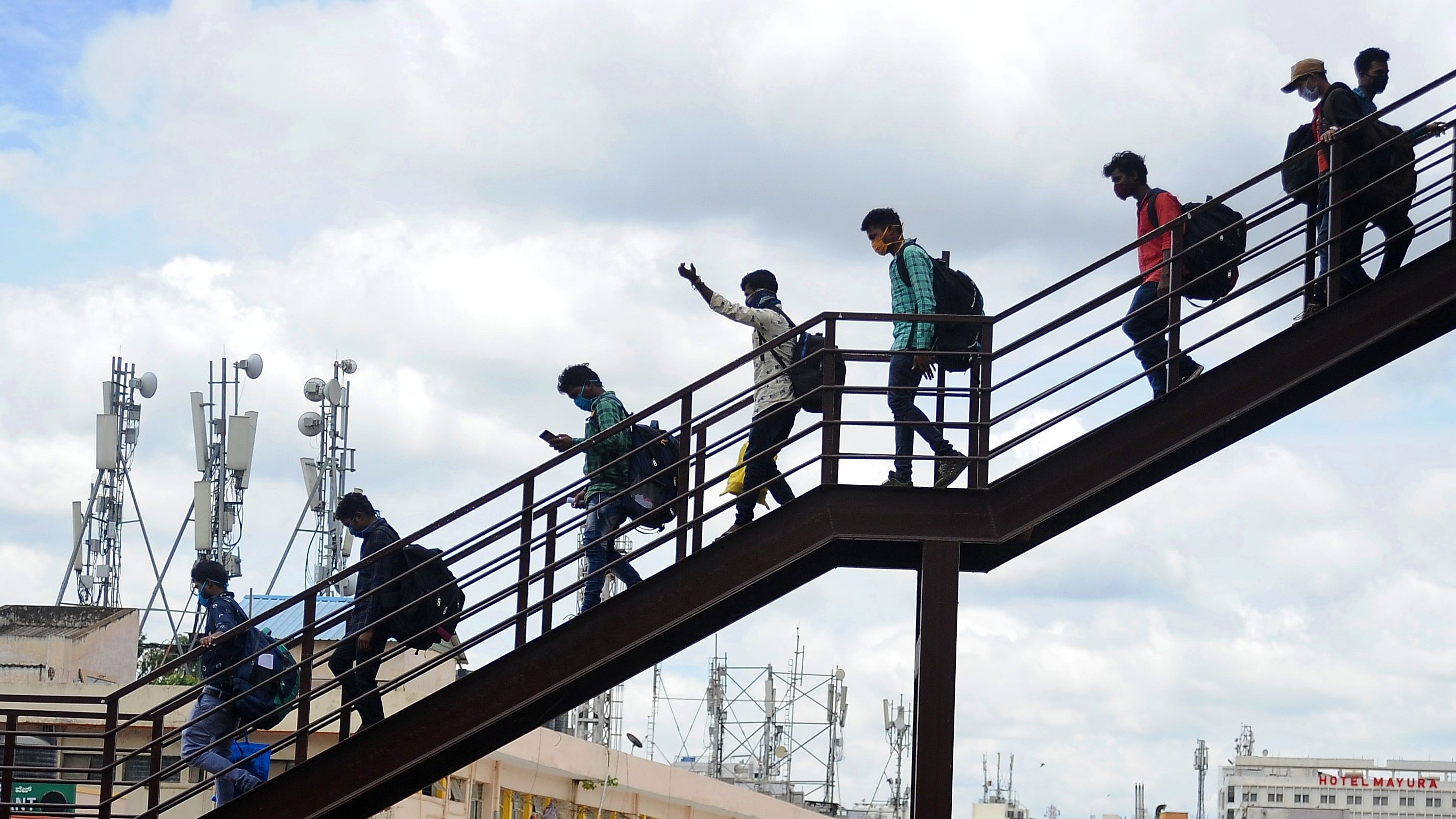 <div class="paragraphs"><p>Migrants trying to reach Krantiveera Sangolli Rayanna railway station to board the train to return home from Bengaluru on Wednesday.</p></div>