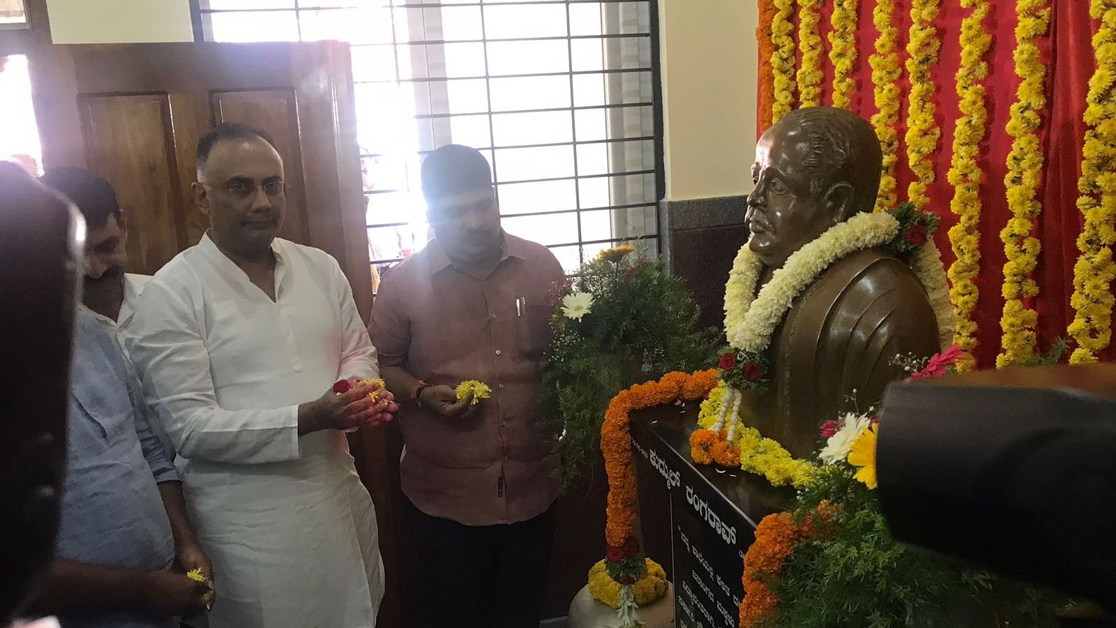 <div class="paragraphs"><p> Dinesh Gundu Rao offers floral tribute to the bust of Kudmul Ranga Rao during the inauguration of the Kudmul Ranga Rao Pre-Matric and Post-Matric Scheduled Caste Girls Hostel at PVS Circle in Mangaluru on Wednesday.</p><p><br></p></div>