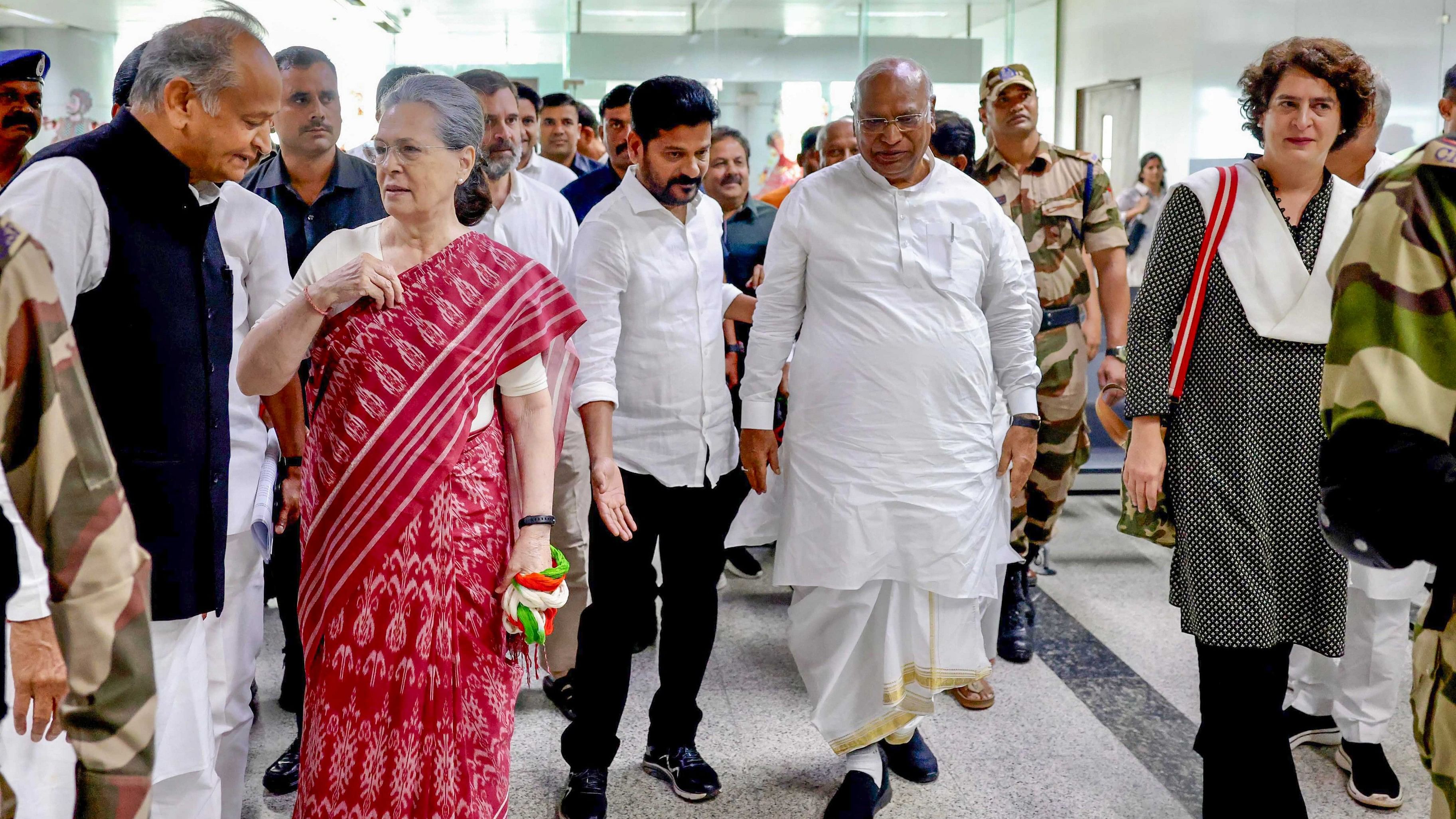 <div class="paragraphs"><p>Congress President Mallikarjun Kharge, former president Sonia Gandhi, party General Secretary Priyanka Gandhi and other leaders arrive for CWC meeting, at Hyderabad Airport, Saturday, Sept. 16, 2023.</p></div>