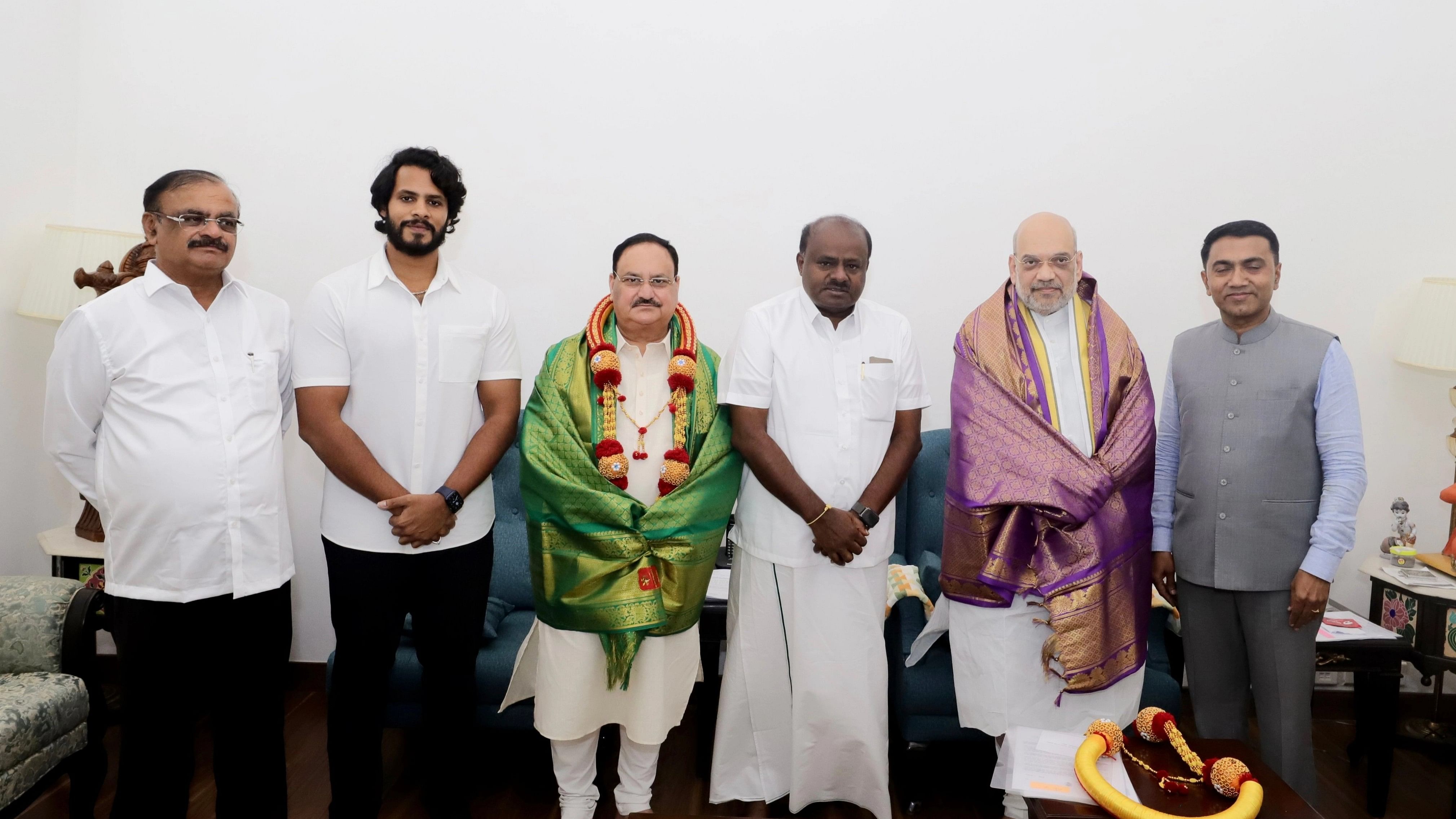 <div class="paragraphs"><p>H D Kumaraswamy along with his son Nikhil Gowda and Goa Chief Minister Pramod Sawant with J P Nadda and Amit Shah.</p></div>