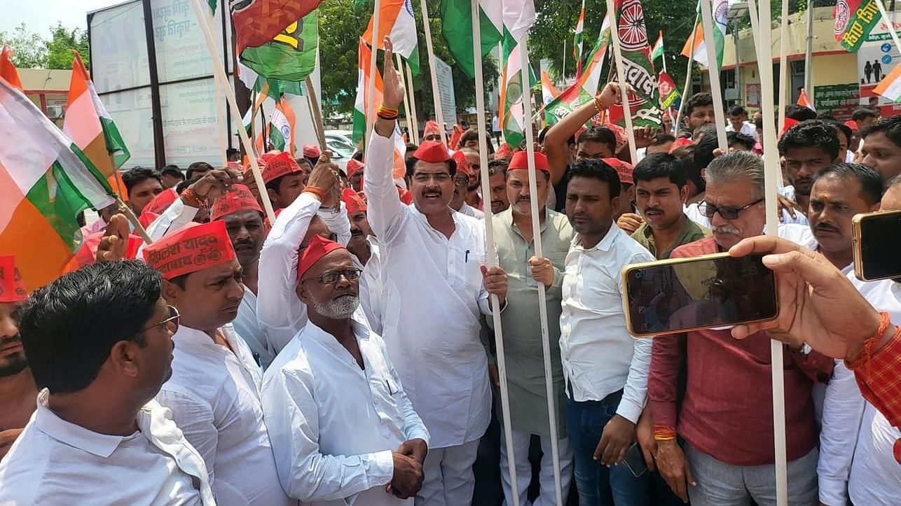 <div class="paragraphs"><p>Samajwadi Party MLA Rakesh Pratap Singh during the protest in Amethi</p></div>