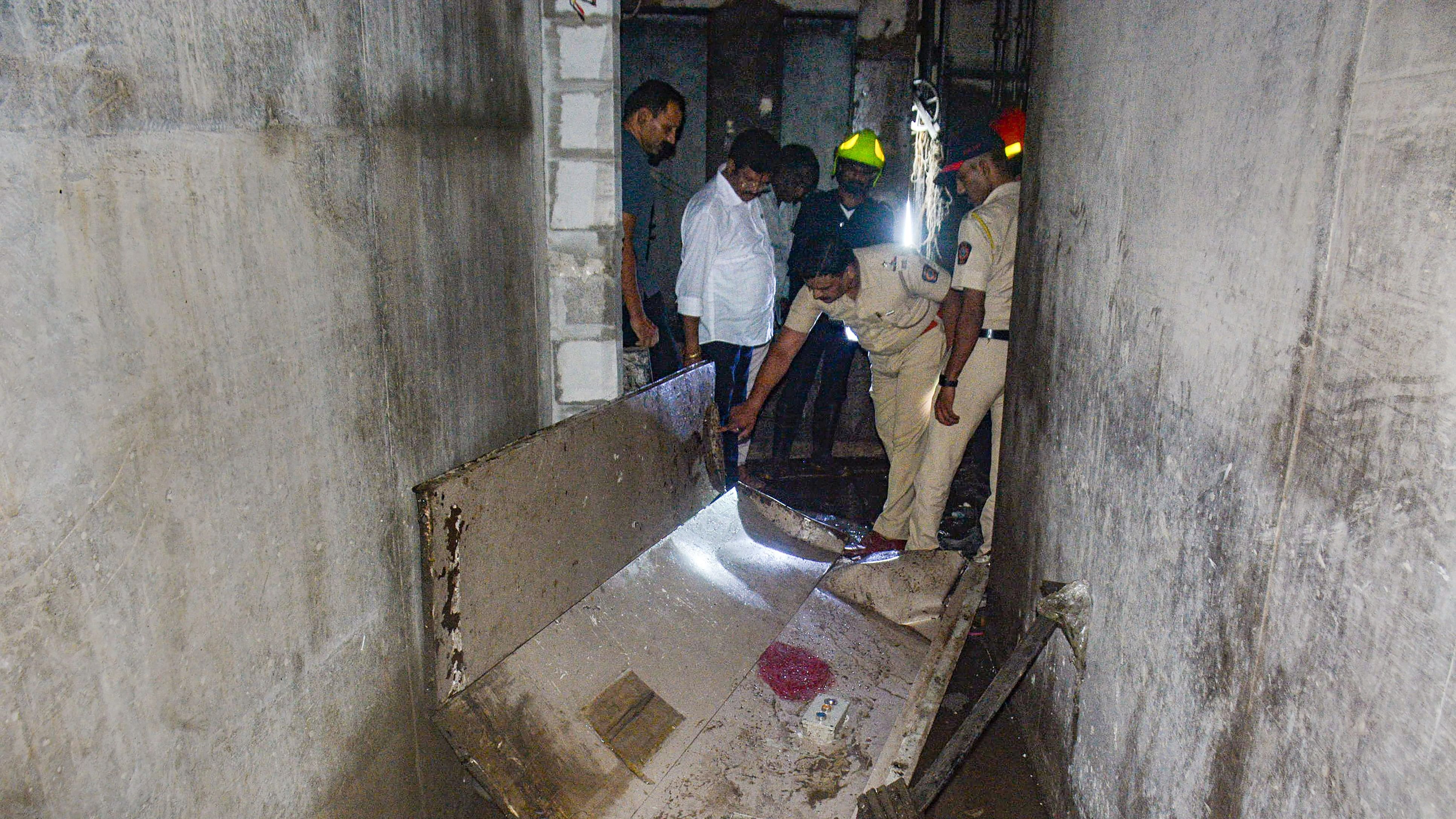 <div class="paragraphs"><p> Police personnel and other officials at the spot after a lift in a building collapsed, in Thane, Sunday, Sept. 10, 2023. </p></div>
