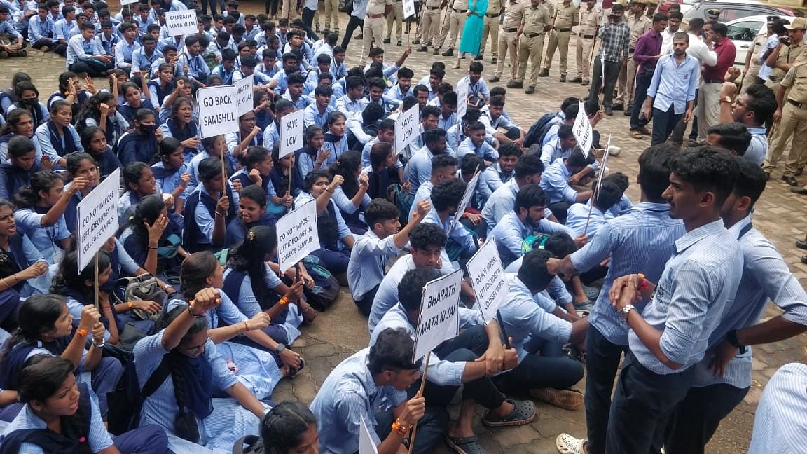 <div class="paragraphs"><p>Students of University College, under the aegis of ABVP, staged a protest at the college premises in Mangaluru on Saturday. </p></div>