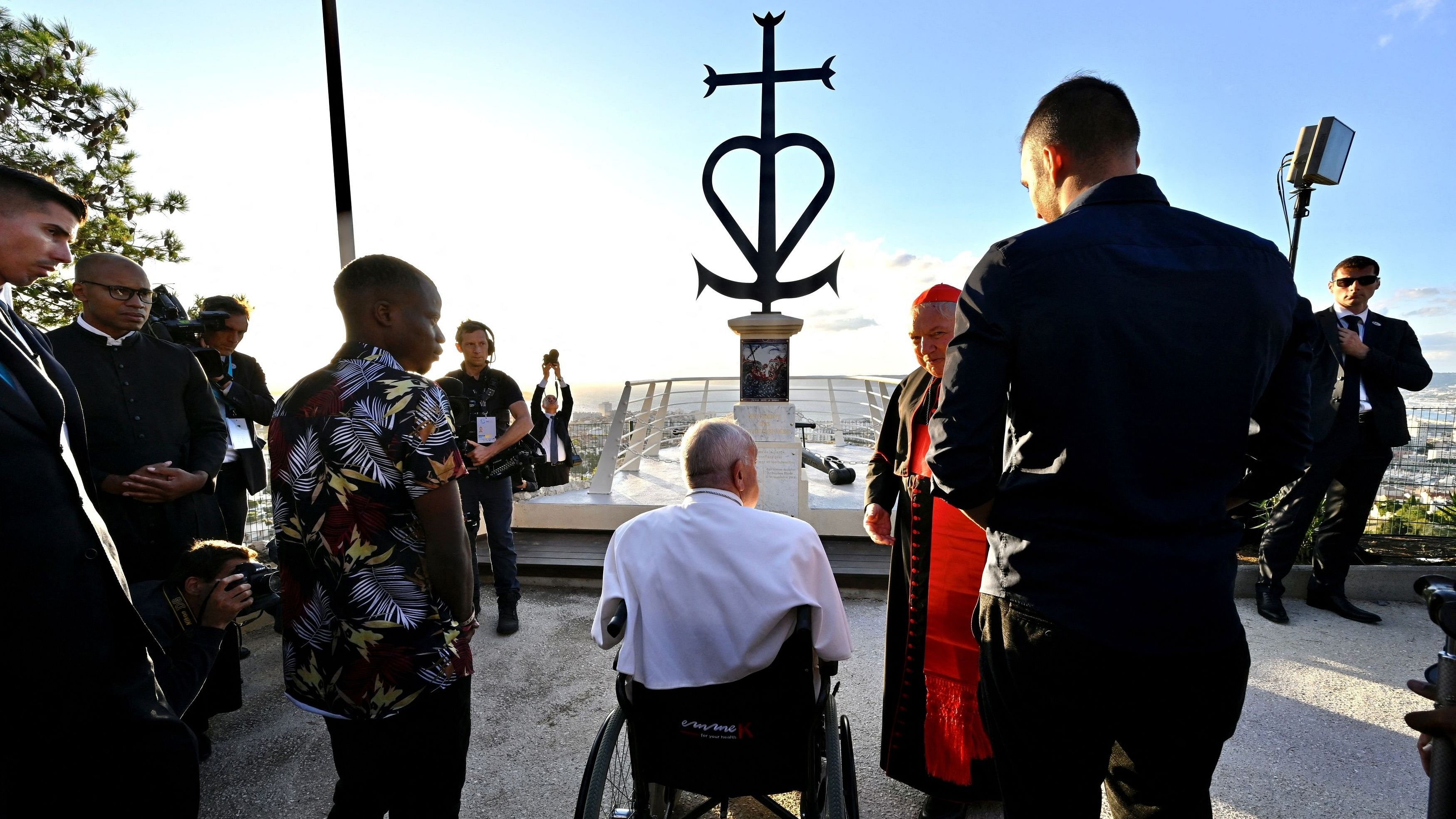 <div class="paragraphs"><p>Pope Francis shares a moment of reflection with migrants and religious leaders near the Memorial dedicated to sailors and migrants lost at sea in Marseille, France.</p></div>