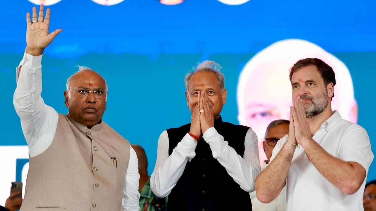 <div class="paragraphs"><p>Rajasthan Chief Minister Ashok Gehlot, Congress President Mallikarjun Kharge and party leader Rahul Gandhi during a public meeting in Jaipur.</p></div>