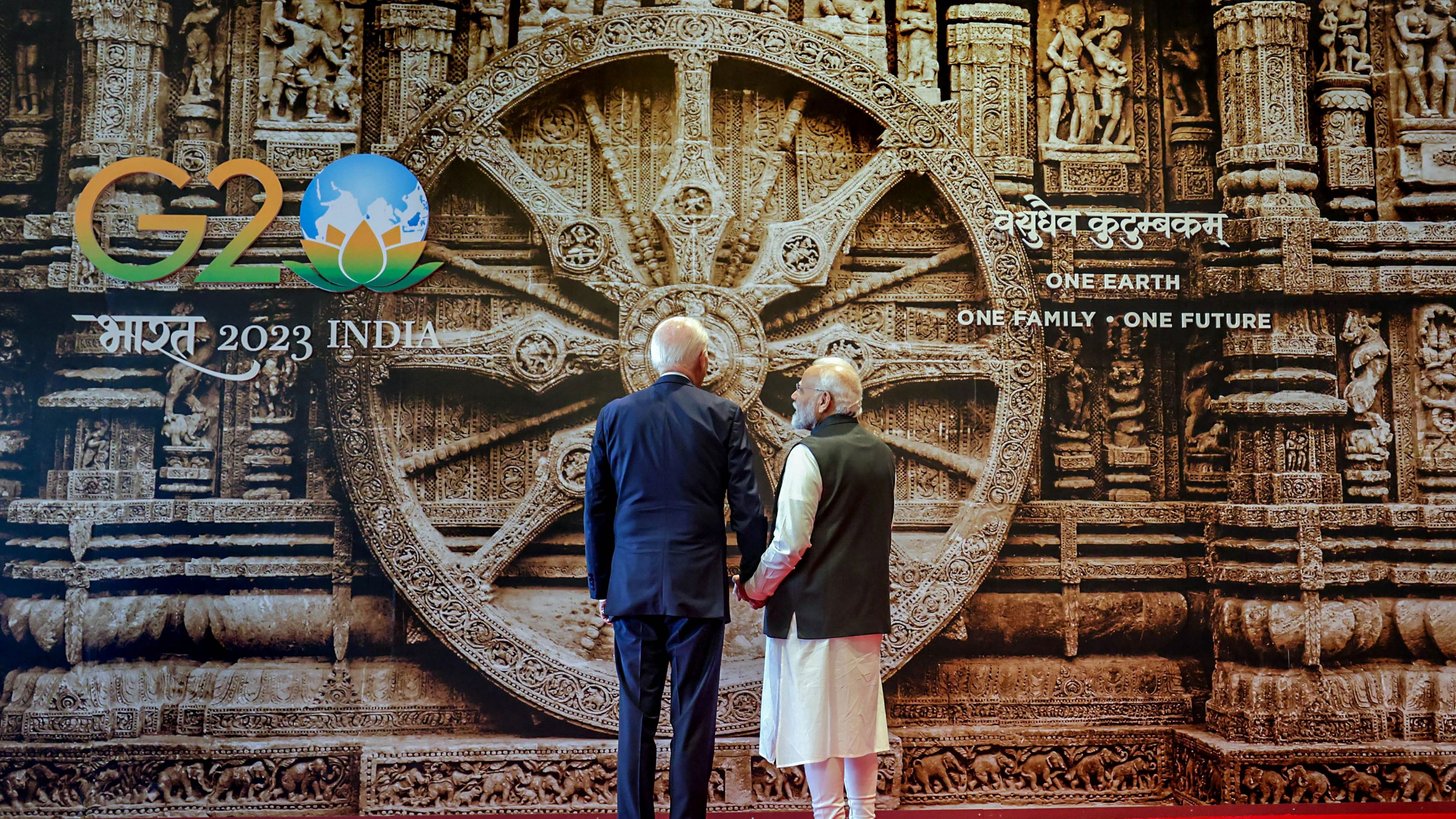 <div class="paragraphs"><p>Prime Minister Narendra Modi explains the history of the Konark Wheel, a replica of which is serving as the backdrop, to US President Joe Biden upon his arrival for the G20 Summit at the Bharat Mandapam, in New Delhi. </p></div>