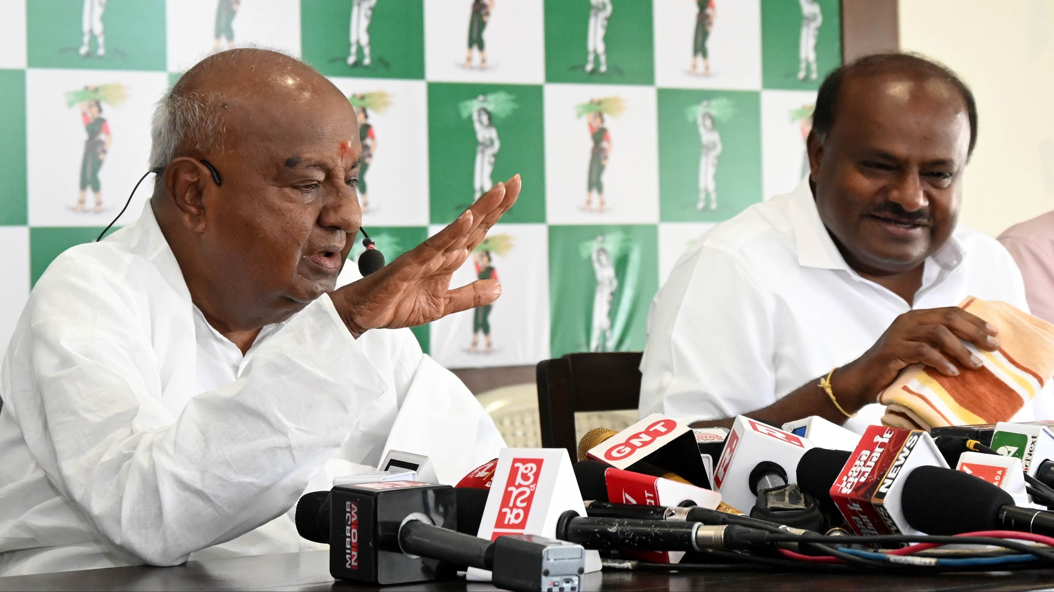 <div class="paragraphs"><p>Former prime minister H D Deve Gowda and former CM H D Kumaraswamy address a press conference&nbsp;at the JD(S) office in Bengaluru on Wednesday. </p></div>