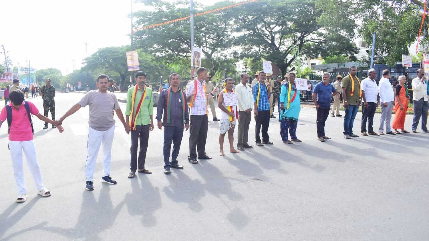 <div class="paragraphs"><p>Farmer leaders form human chain near JC circle in Mandya to protest against release of Cauvery water to Tamil Nadu.&nbsp;</p></div>