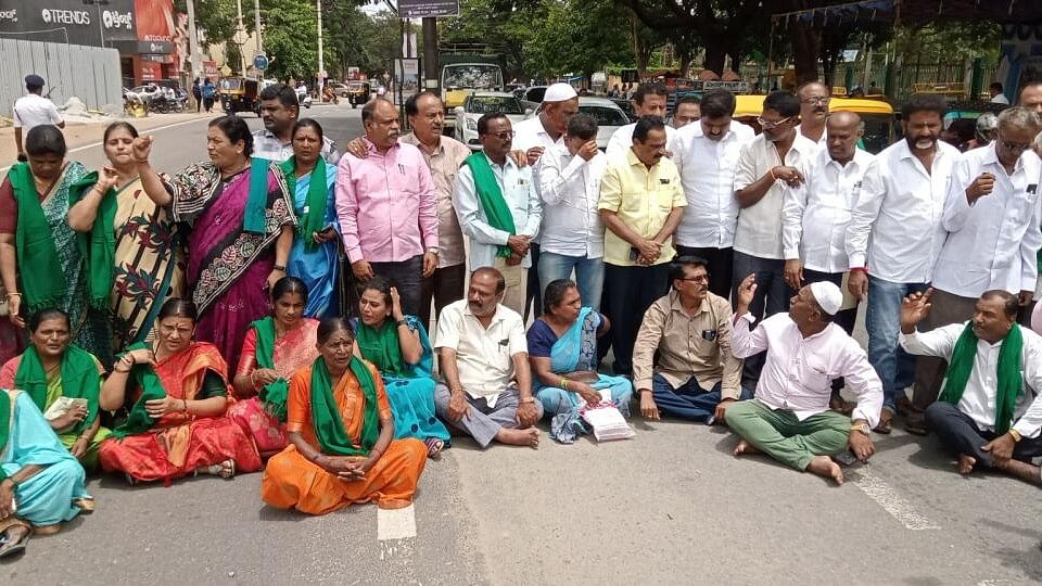 <div class="paragraphs"><p>Protest over releasing Cauvery waters.</p></div>