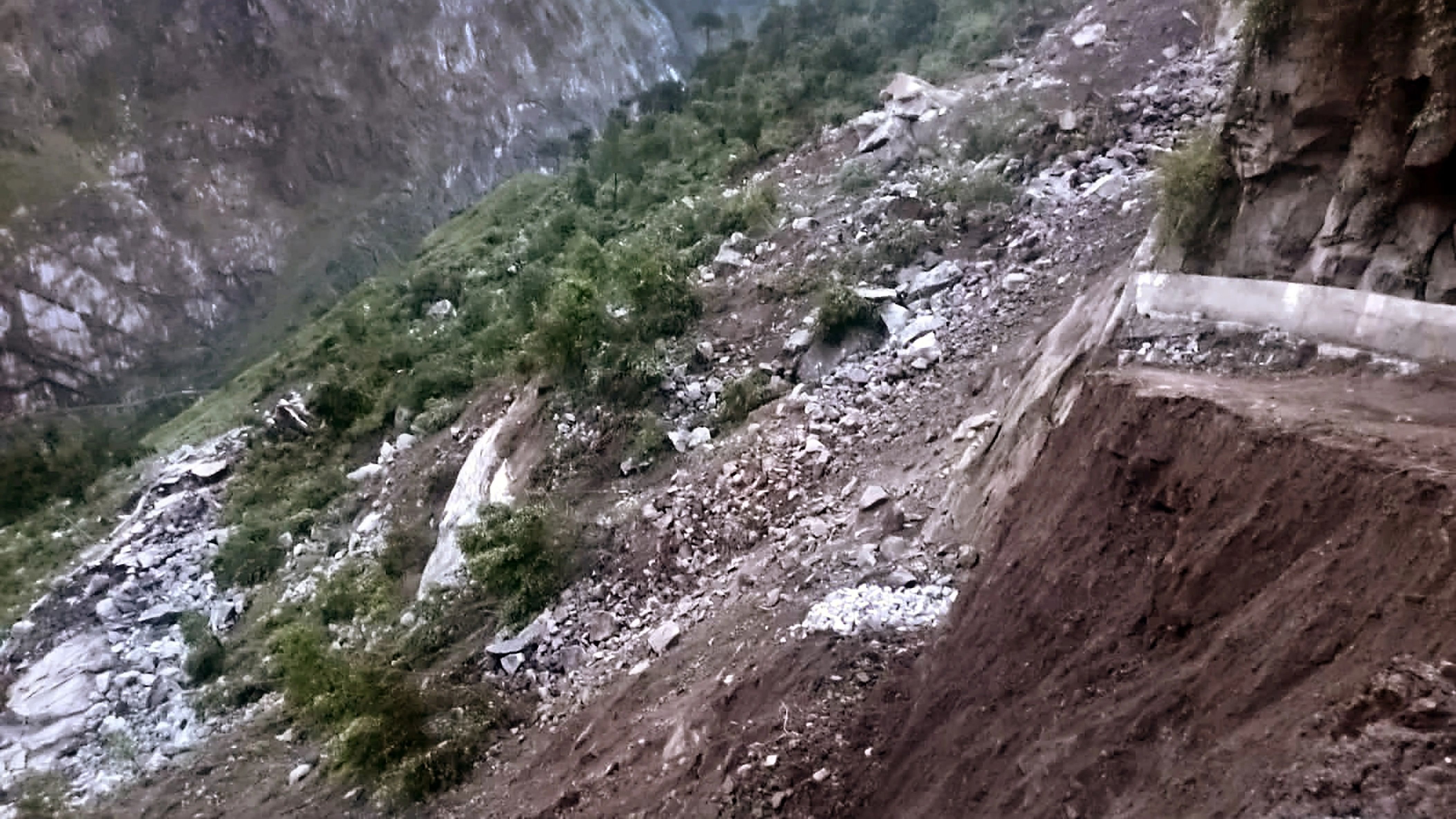 <div class="paragraphs"><p>Kinnaur National Highway 5 blocked following a major landslide.</p></div>