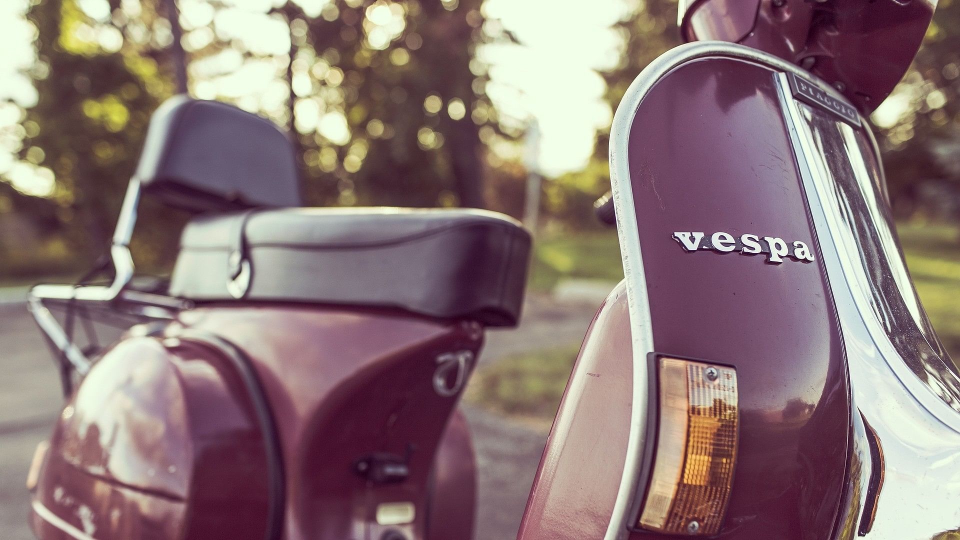 <div class="paragraphs"><p>A vespa scooter.</p></div>