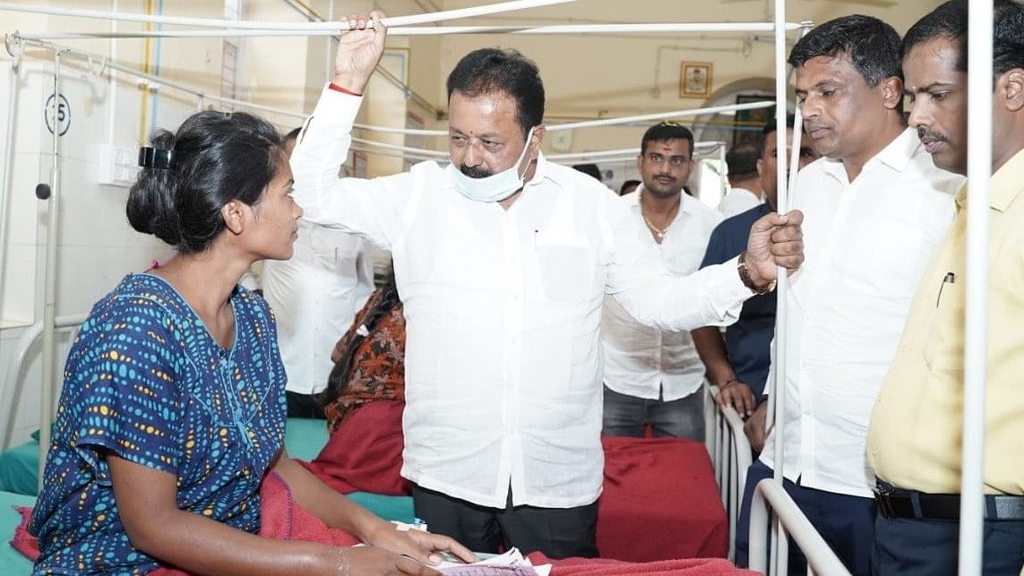 <div class="paragraphs"><p>District In-charge Minister N Chaluvarayaswamy interacts with a patient, during his visit to Mandya Institute of Medical Sciences in Mandya on Tuesday. </p></div>