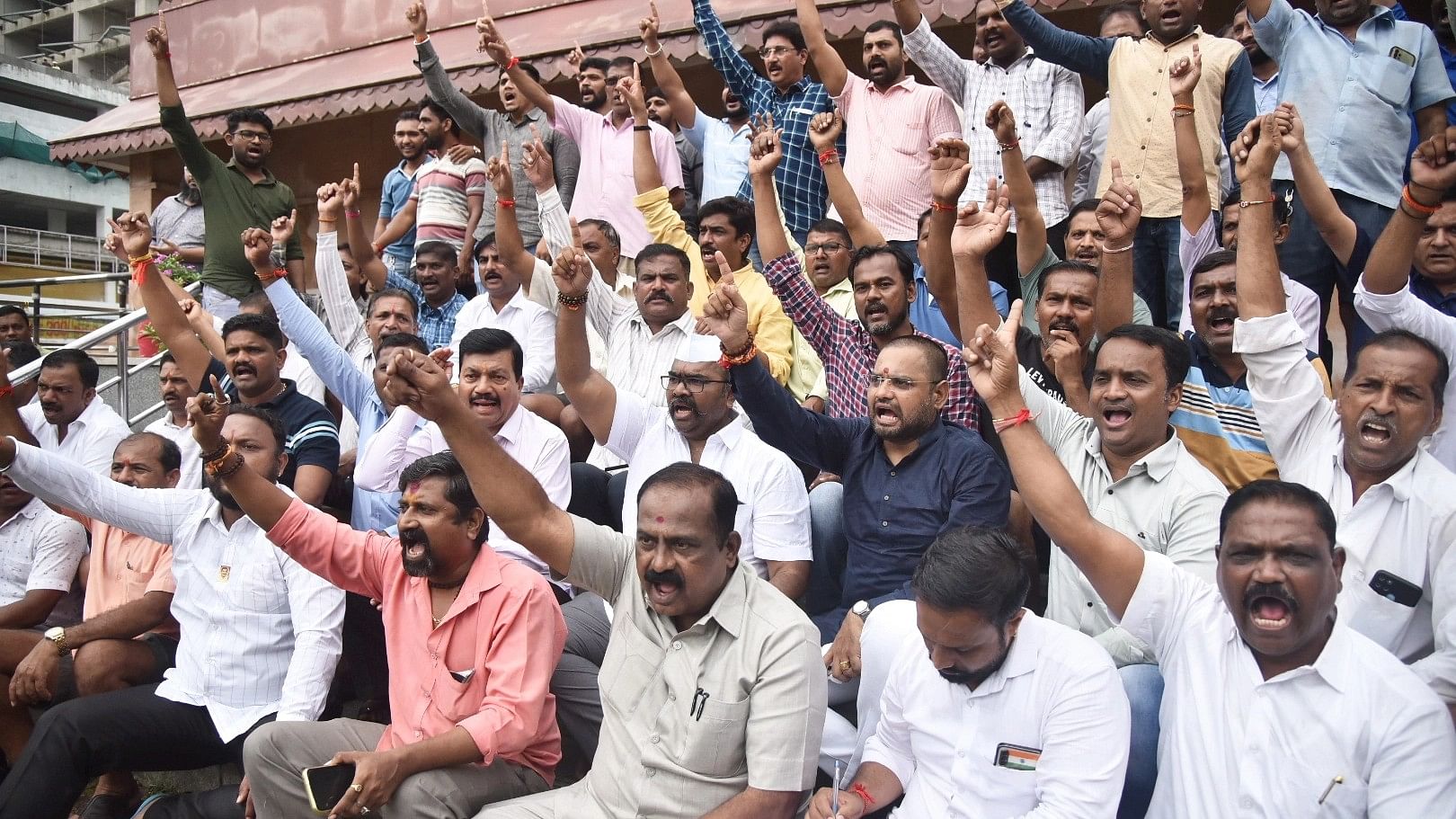 <div class="paragraphs"><p>Mathadi workers of APMC Market stage a protest against Jalna administration over lathicharge on protestors demanding Maratha reservation.</p></div>