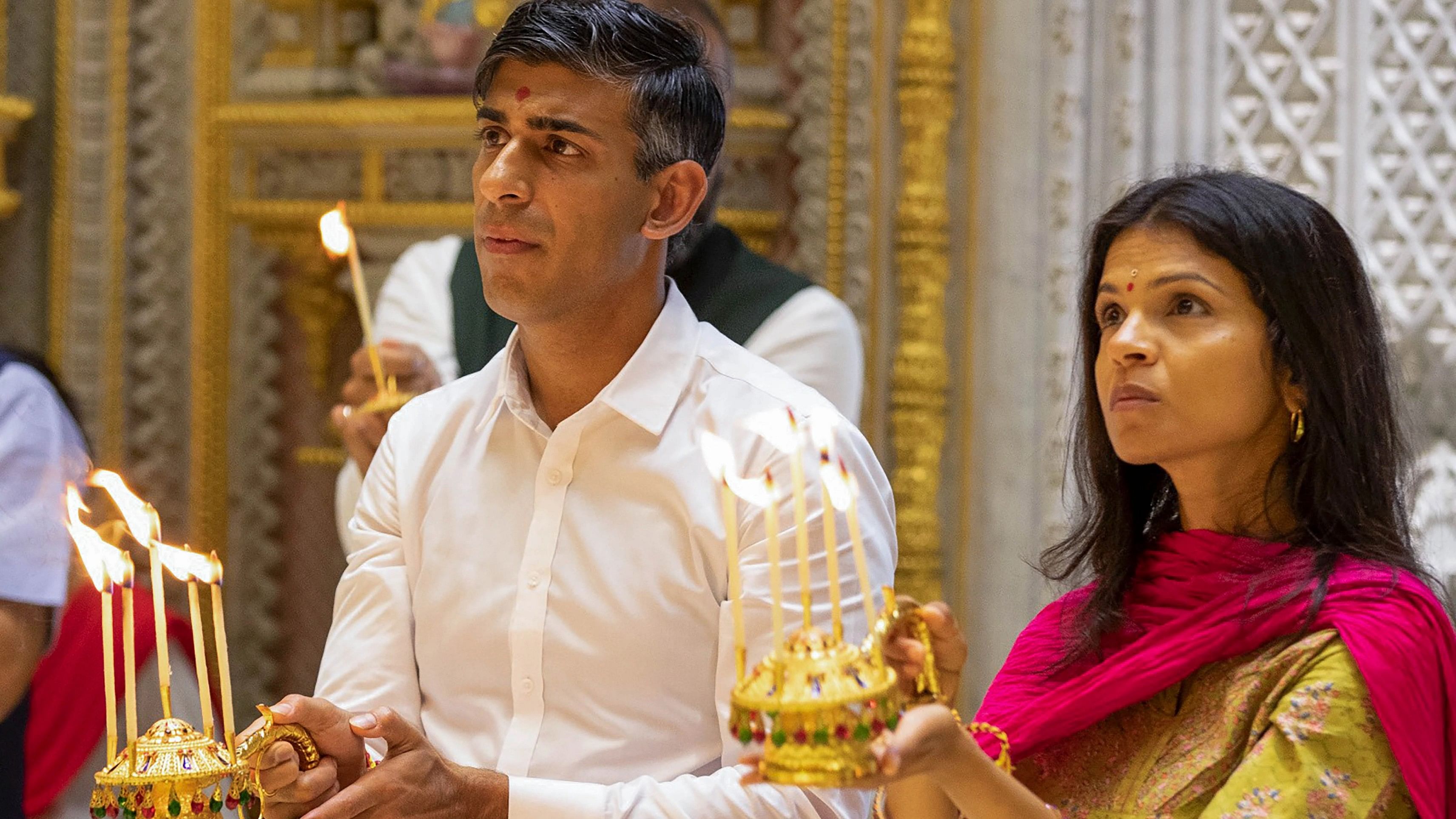 <div class="paragraphs"><p>UK Prime Minister Rishi Sunak and his wife Akshata Murthy offer prayers at the Akshardham Temple, in New Delhi, Sunday morning, Sept 10, 2023. Sunak is in Delhi for the G20 Summit.</p></div>