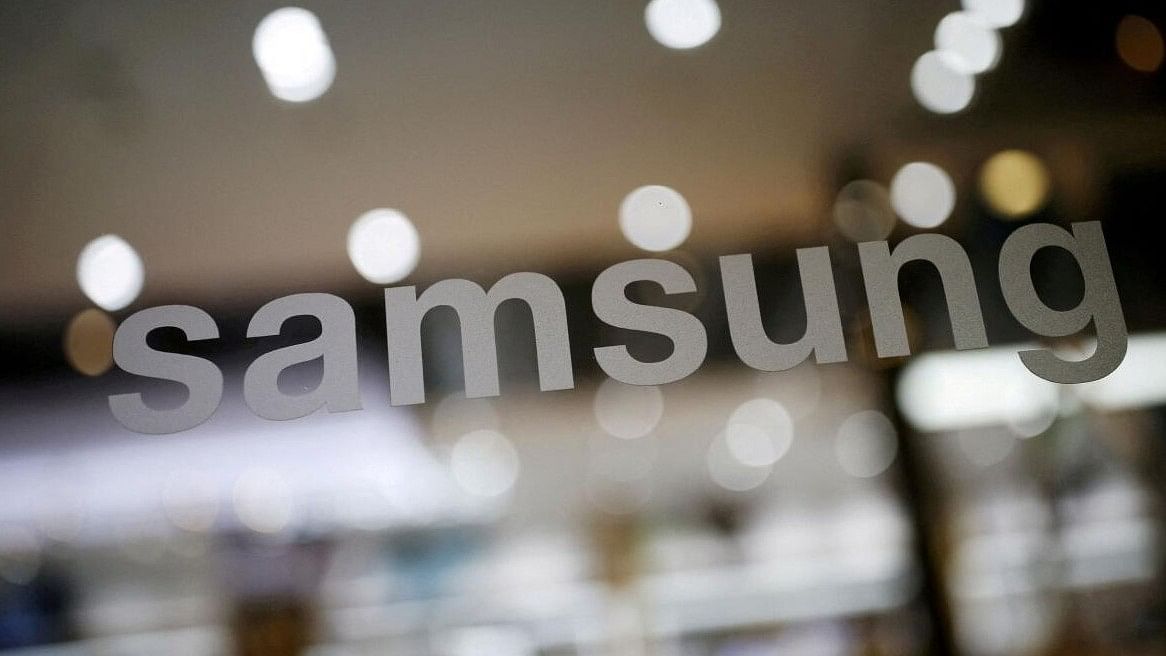 <div class="paragraphs"><p>Samsung logo. </p></div>