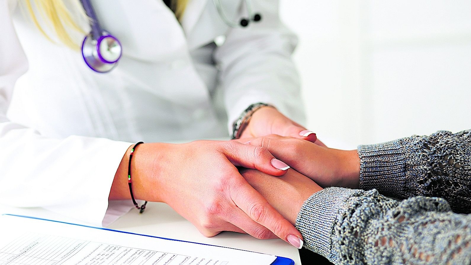 <div class="paragraphs"><p>Representative image of a doctor with a patient.</p></div>