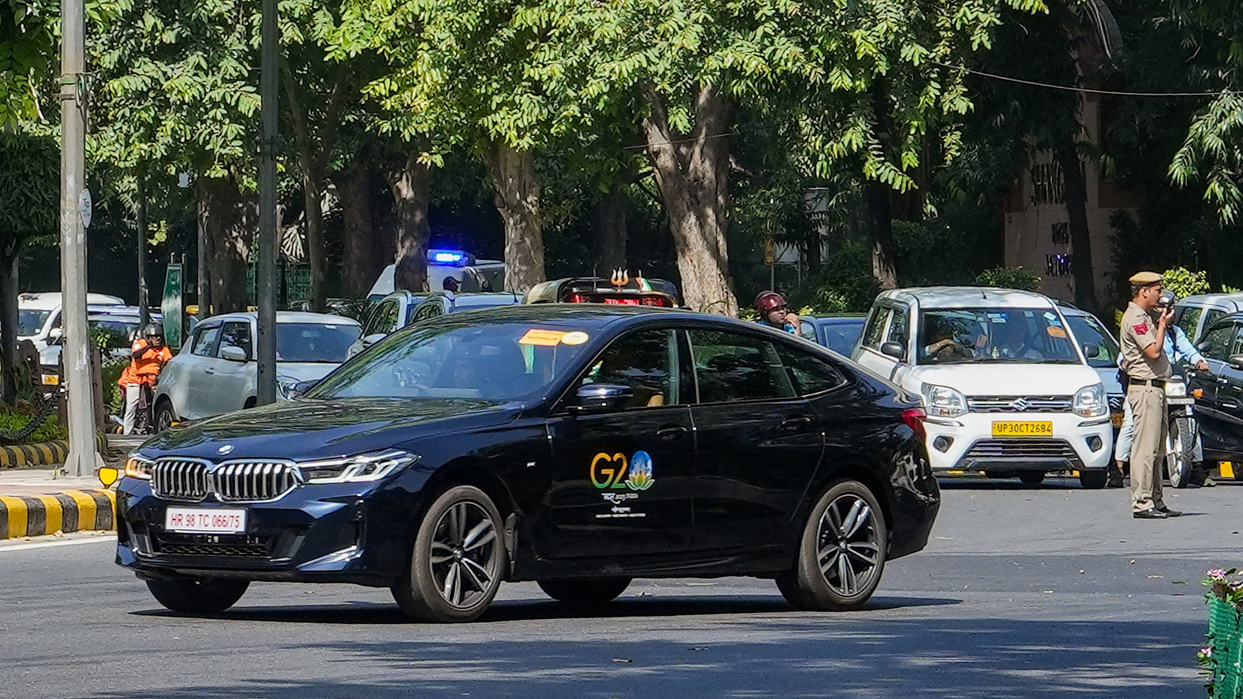 <div class="paragraphs"><p>A security official regulates traffic while a convoy moves past during full dress carcade rehearsals for the upcoming G20 Summit, in New Delhi, Saturday, Sept 2, 2023. </p></div>