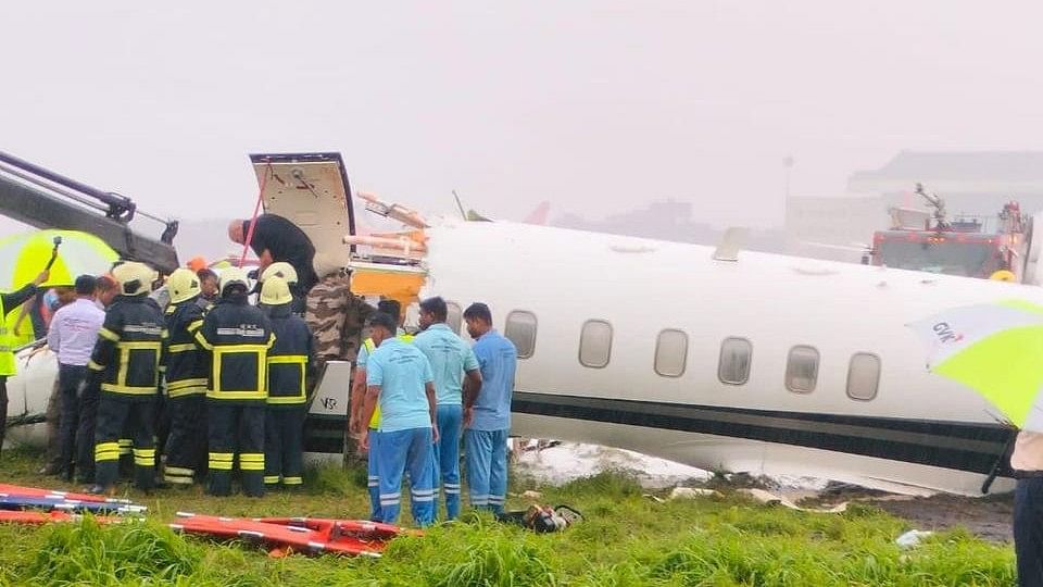 <div class="paragraphs"><p>Rescue operations on the runway of the Mumbai airport, September 14, 2023.</p></div>