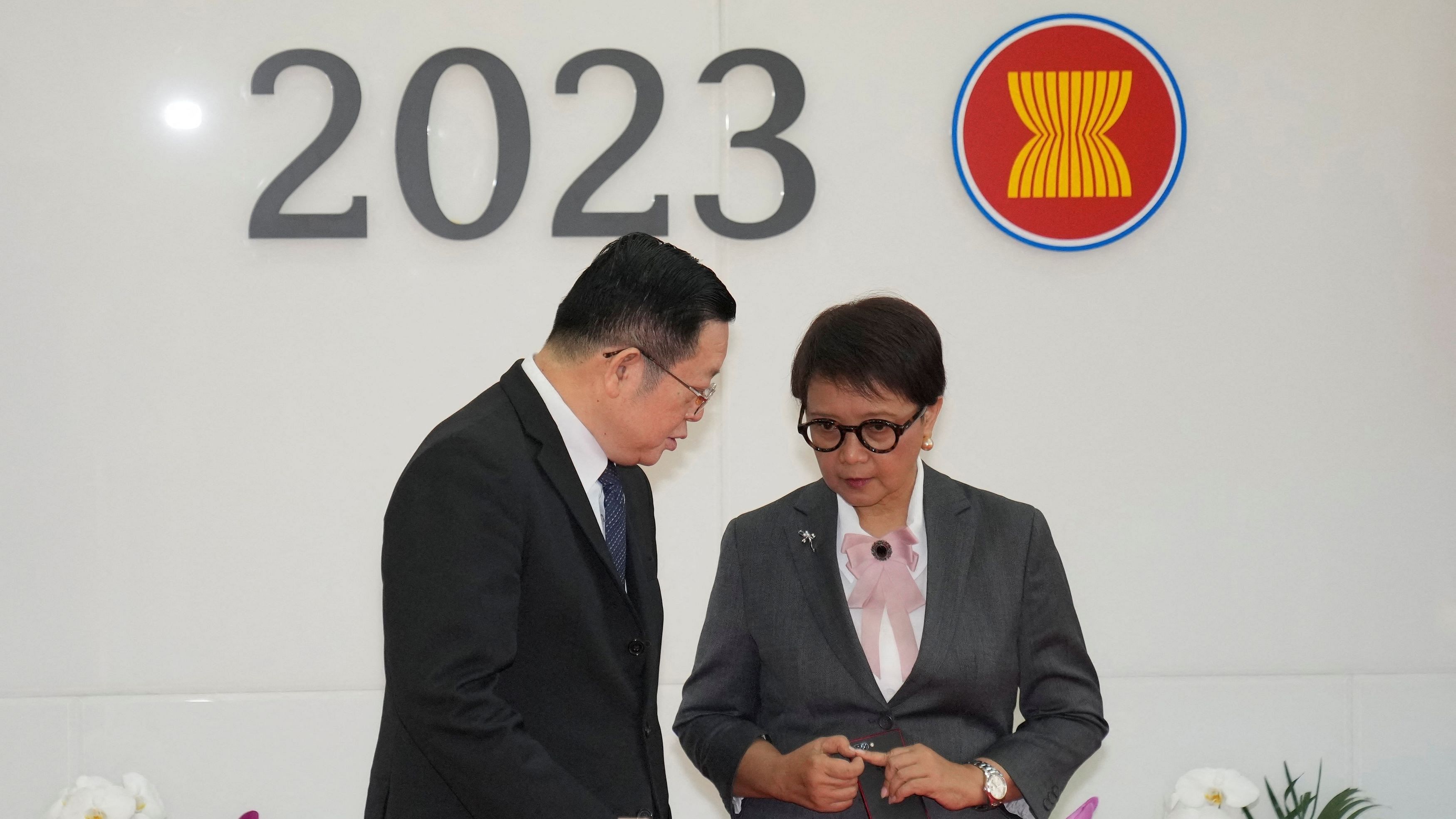 <div class="paragraphs"><p>Indonesian Foreign Minister Retno Marsudi talks with ASEAN Secretary-General Kao Kim Hourn.</p></div>