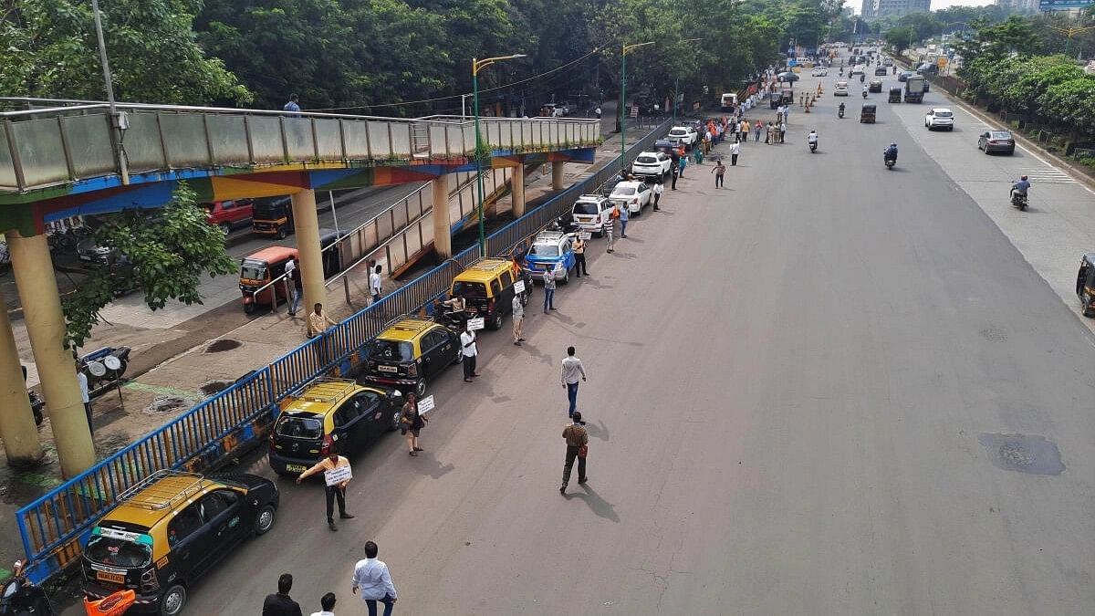 <div class="paragraphs"><p>MNS workers form a human chain to protest against the hike in toll, at Mulund in Thane, Saturday, Sept. 30, 2023. The toll rates at five toll plazas in Mumbai are set to increase starting from October 1.</p></div>