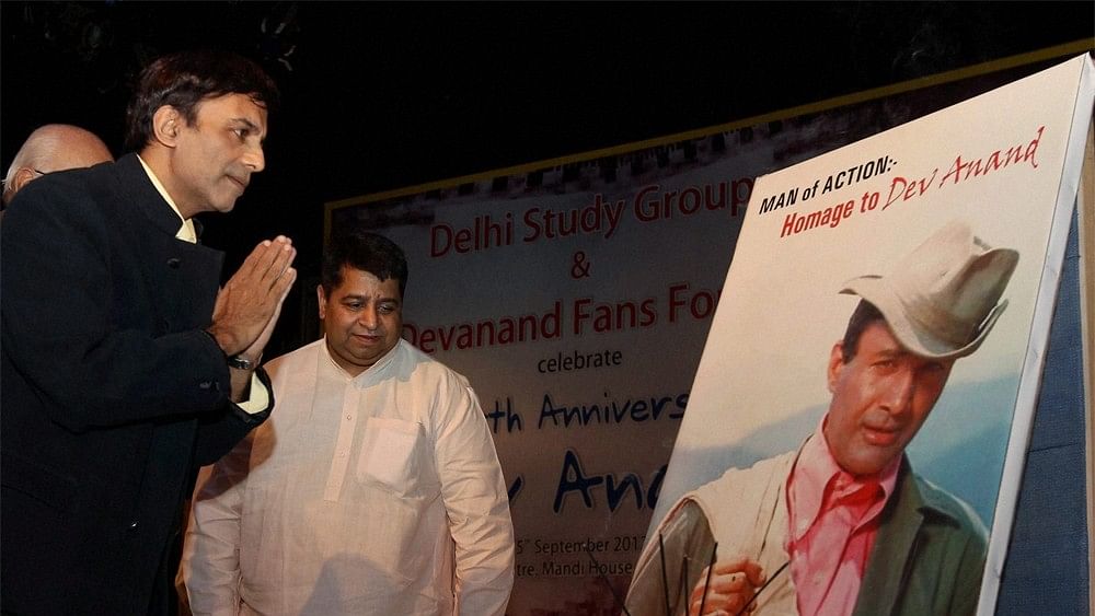 <div class="paragraphs"><p> Suniel Anand pays tributes to his father the legendary actor Dev Anand on his 89th birth anniversary in New Delhi on Tuesday. </p></div>