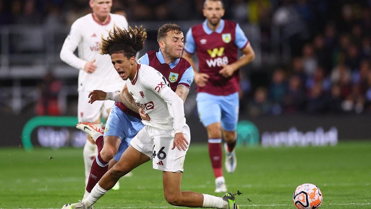 <div class="paragraphs"><p>Manchester United's Hannibal Mejbri in action with Burnley's Jordan Beyer.</p></div>