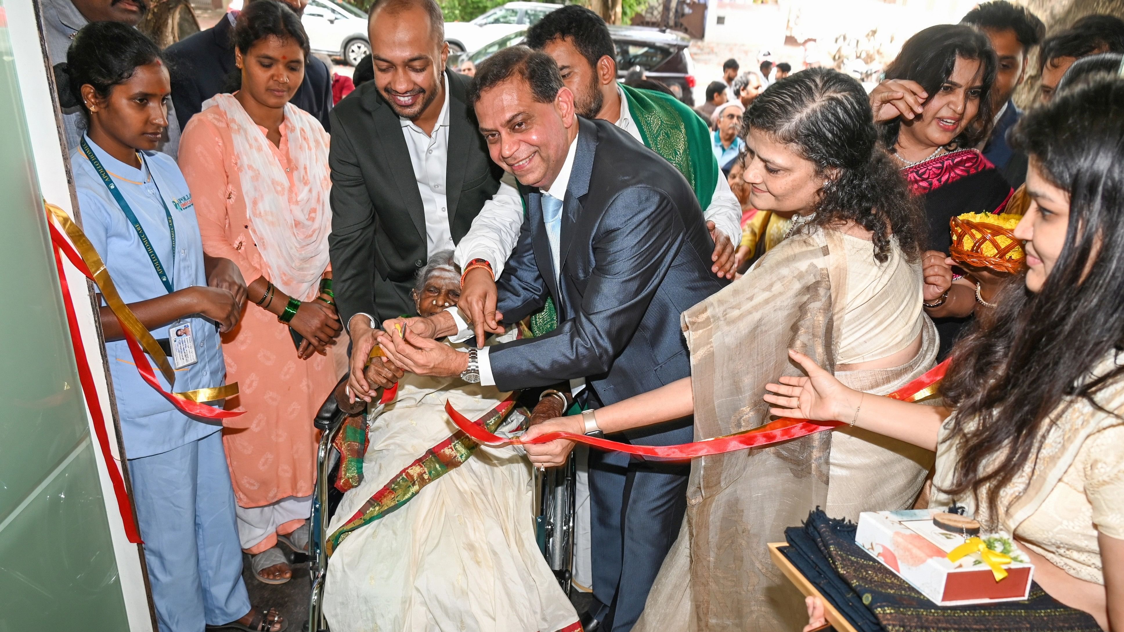 <div class="paragraphs"><p>Padma Shri Saalumarada Thimmakka (inset), environmentalist, inaugurates ‘VAAYU Pulmonary Wellness &amp; Rehabilitation Centre’ at Jayanagar on the occasion of World Lung Day in Bengaluru on Sunday.&nbsp;</p></div>